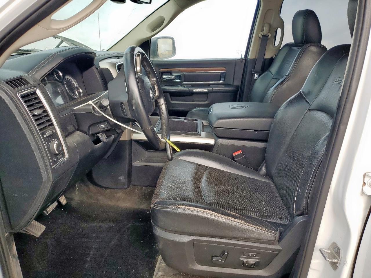 2015 Ram 1500 Laramie White vin: 1C6RR7NM5FS678989