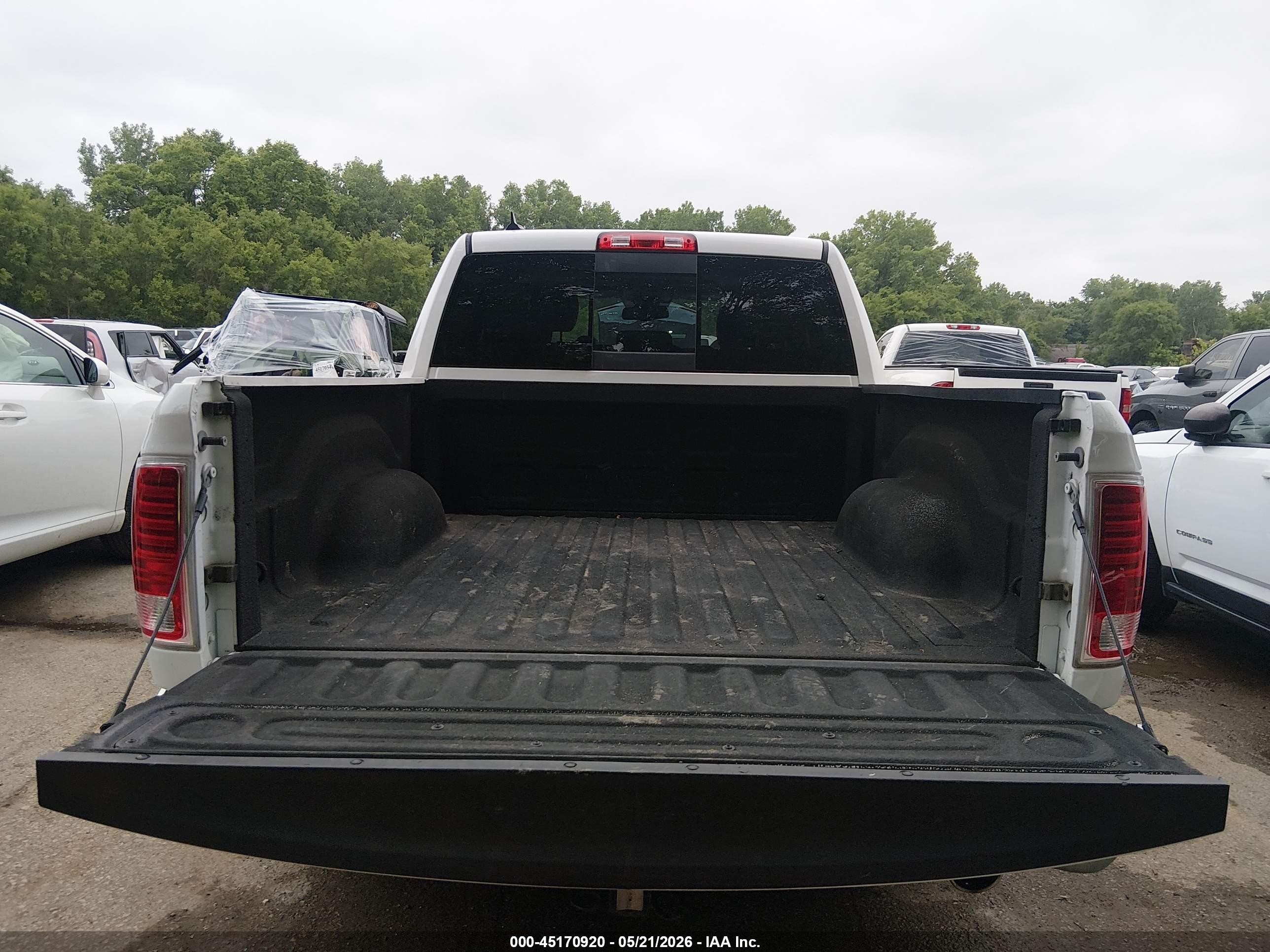 2015 Ram 1500 Laramie White vin: 1C6RR7NT0FS586051