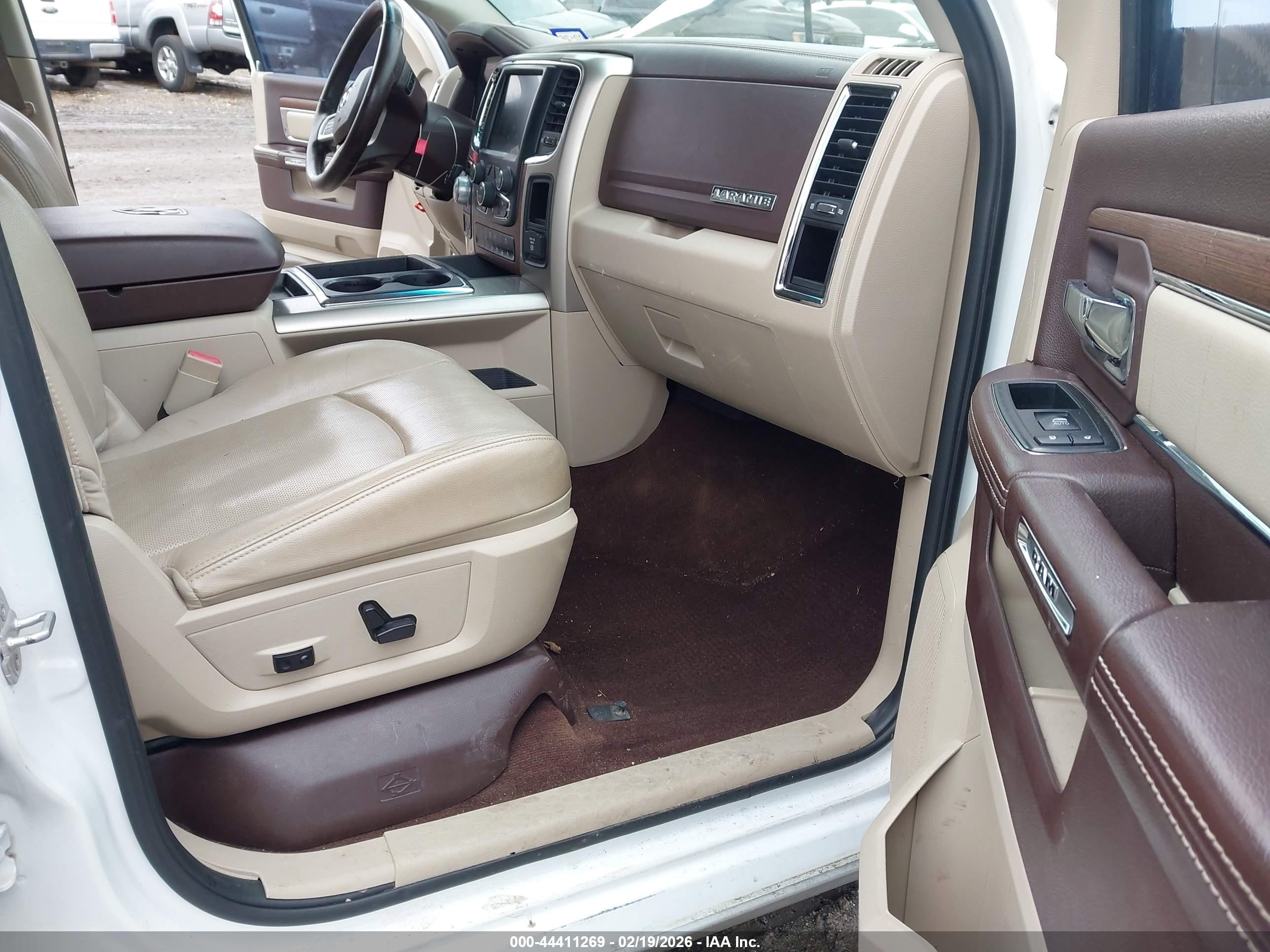 2013 Ram 1500 Laramie Белый vin: 1C6RR7NT1DS638168