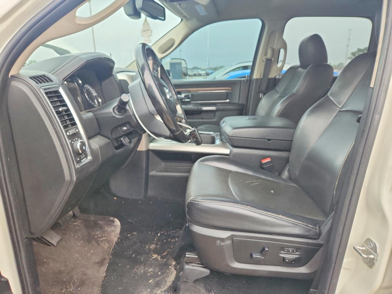 2017 Ram 1500 Laramie White vin: 1C6RR7NT1HS500040