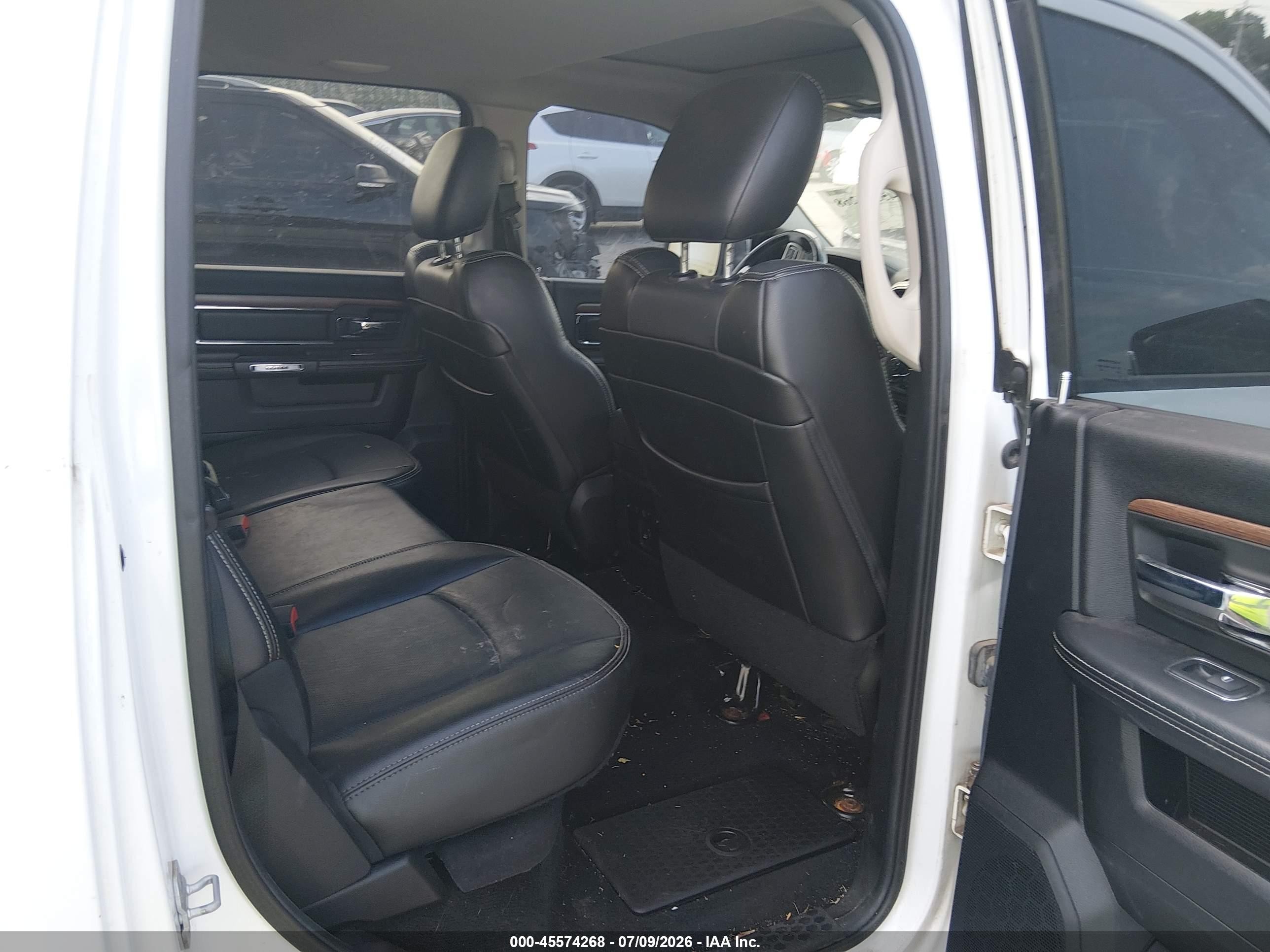 2013 Ram 1500 Laramie White vin: 1C6RR7NT3DS605575