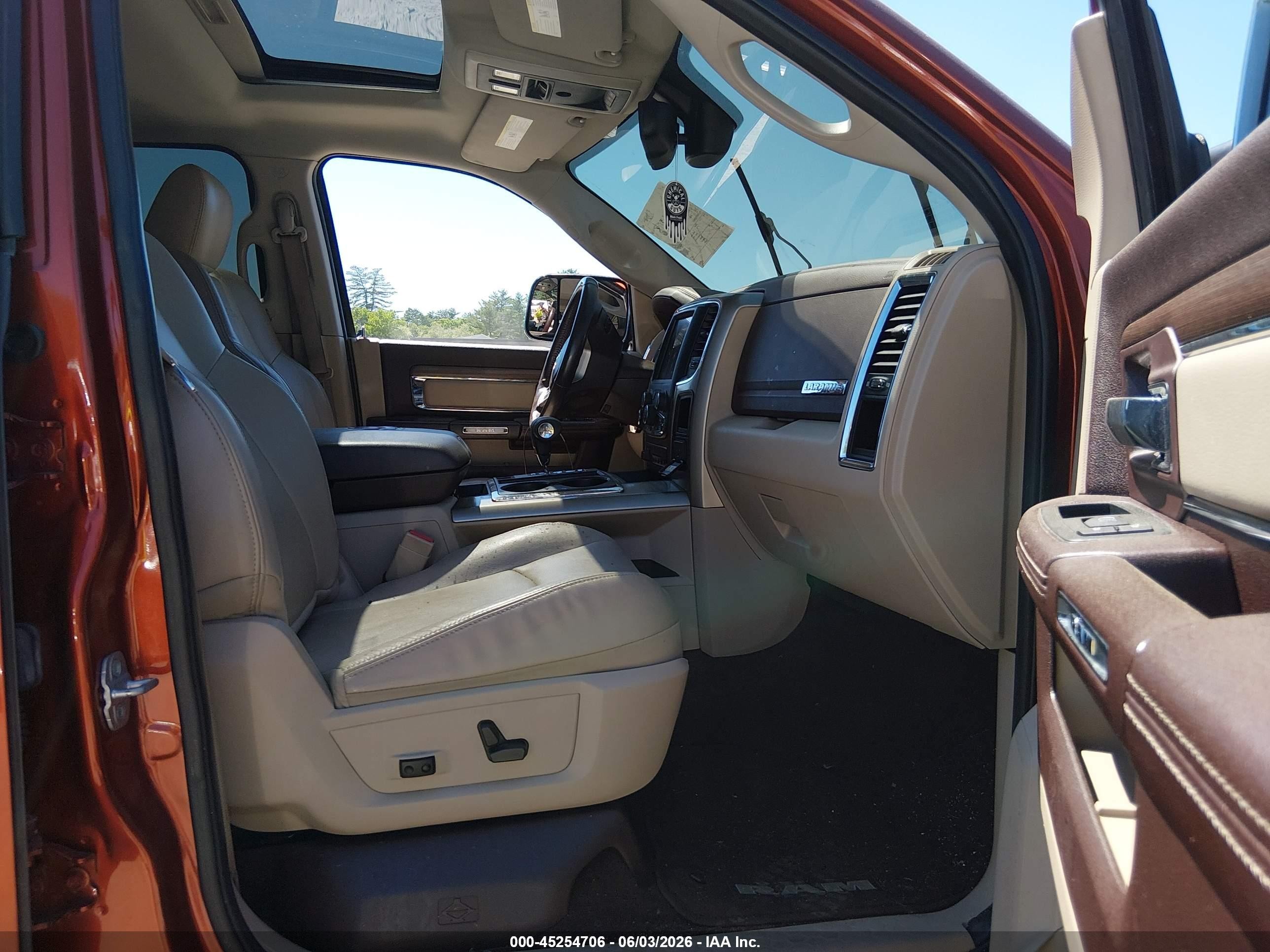 2013 Ram 1500 Laramie Red vin: 1C6RR7NT3DS640262