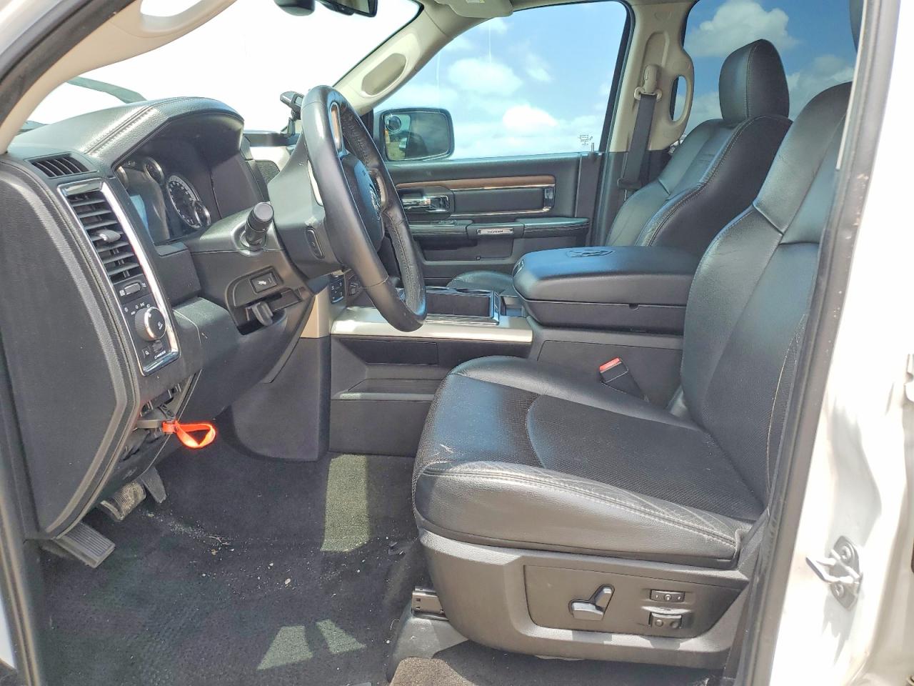 2015 Ram 1500 Laramie White vin: 1C6RR7NT3FS717201