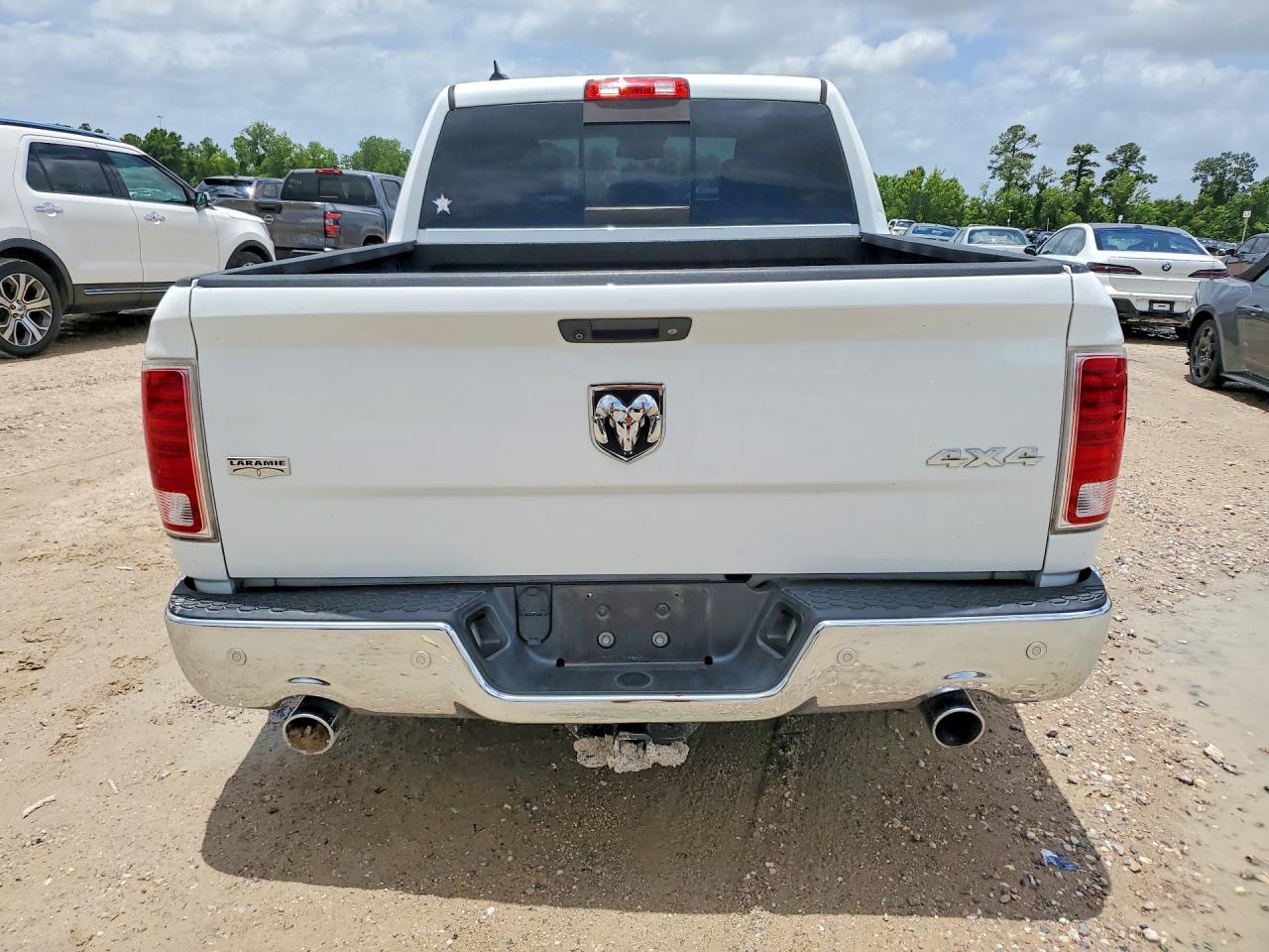 2015 Ram 1500 Laramie White vin: 1C6RR7NT3FS717201