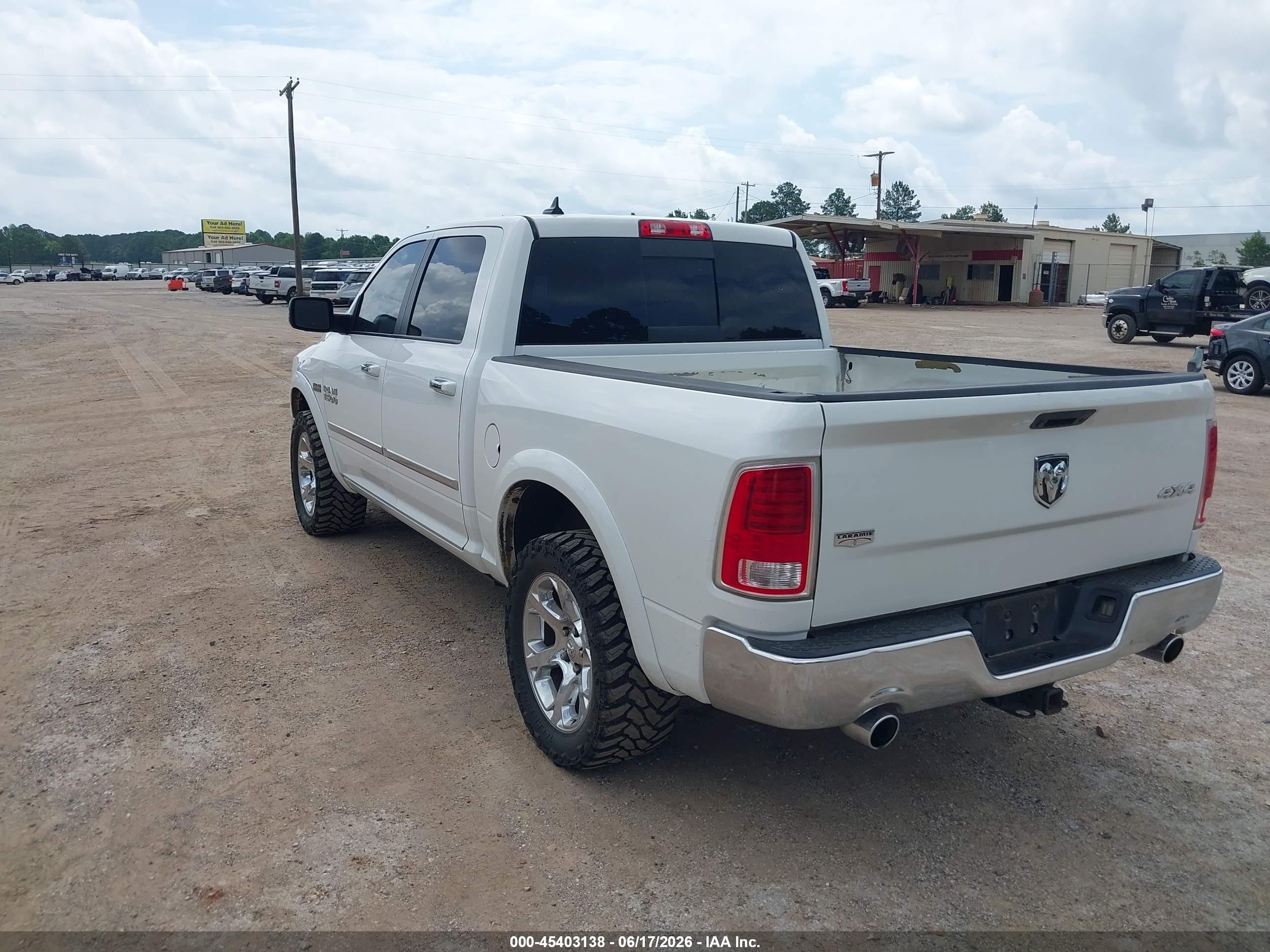 2015 Ram 1500 Laramie Белый vin: 1C6RR7NT4FS768416