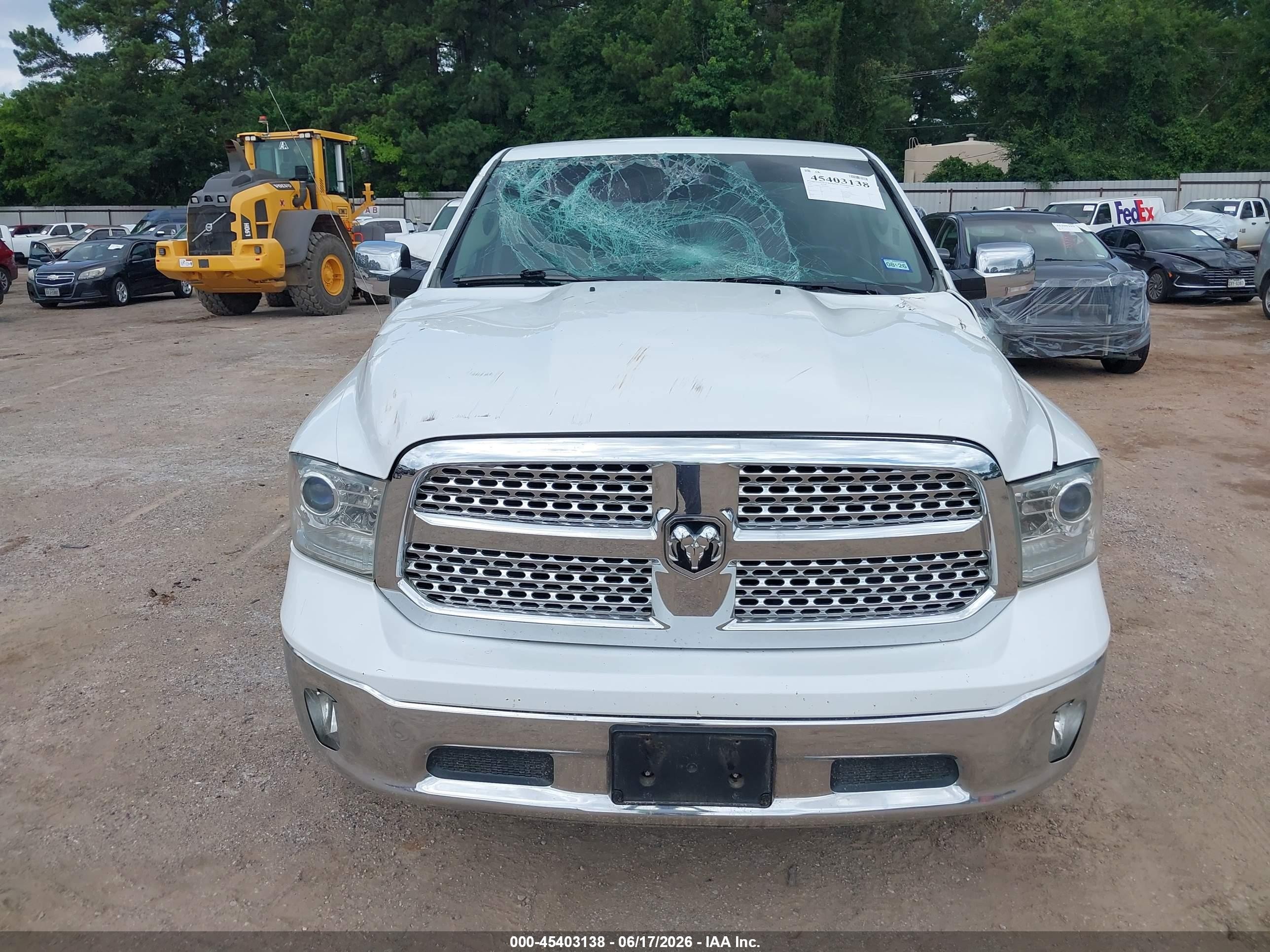 2015 Ram 1500 Laramie Белый vin: 1C6RR7NT4FS768416