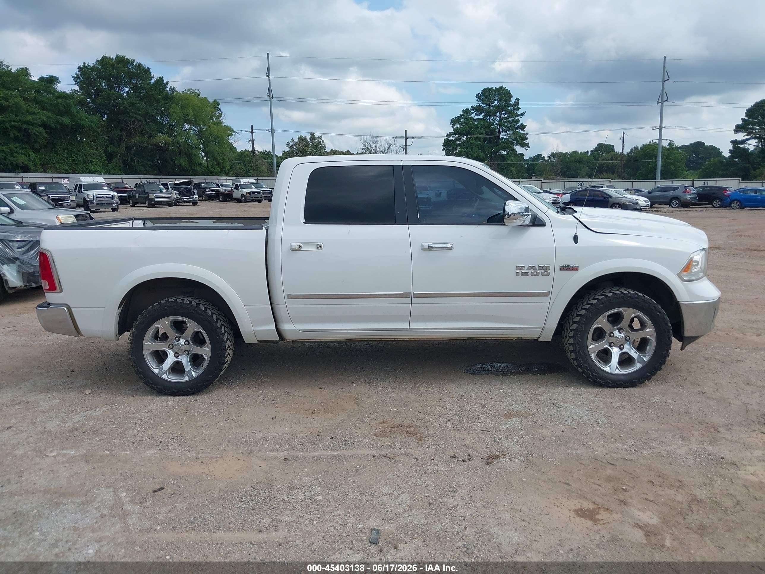 2015 Ram 1500 Laramie Белый vin: 1C6RR7NT4FS768416