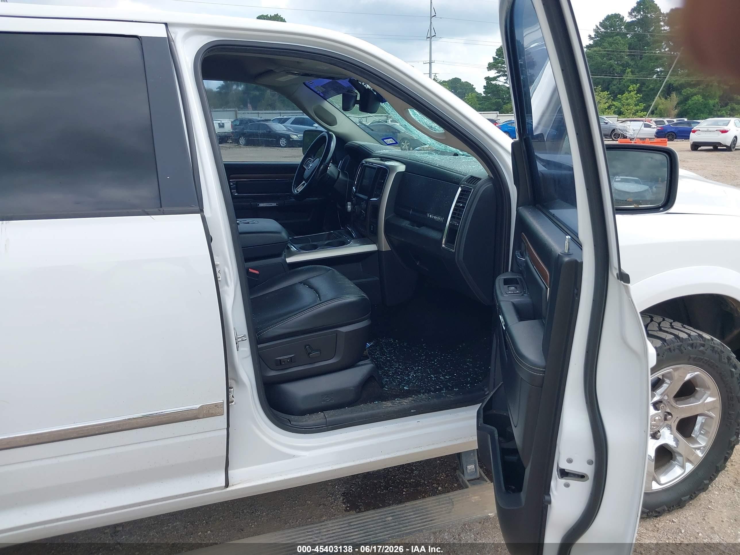 2015 Ram 1500 Laramie Белый vin: 1C6RR7NT4FS768416