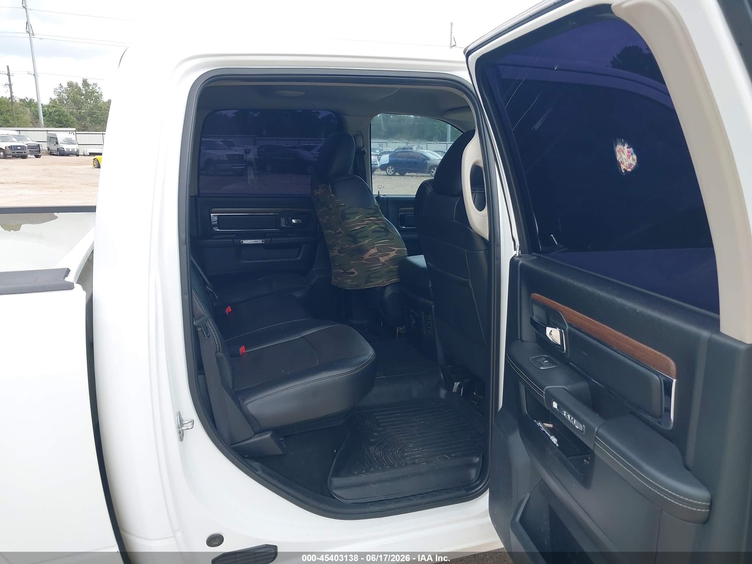 2015 Ram 1500 Laramie Белый vin: 1C6RR7NT4FS768416