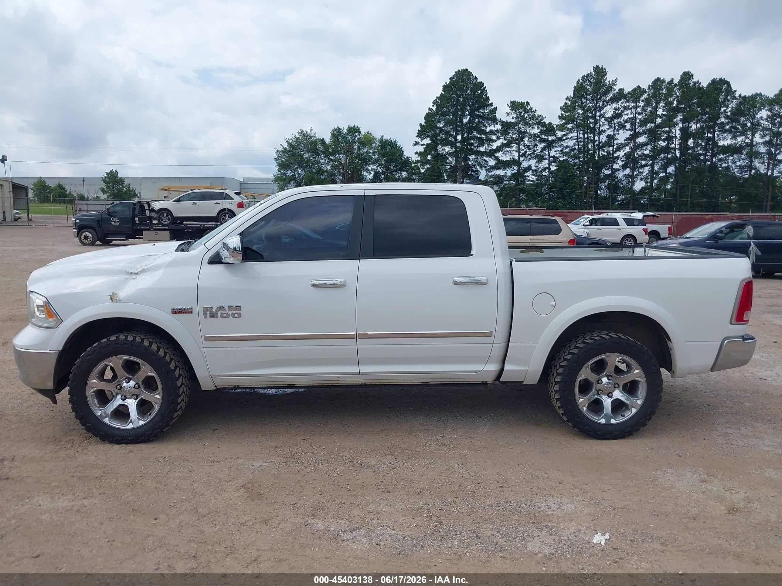 2015 Ram 1500 Laramie Белый vin: 1C6RR7NT4FS768416