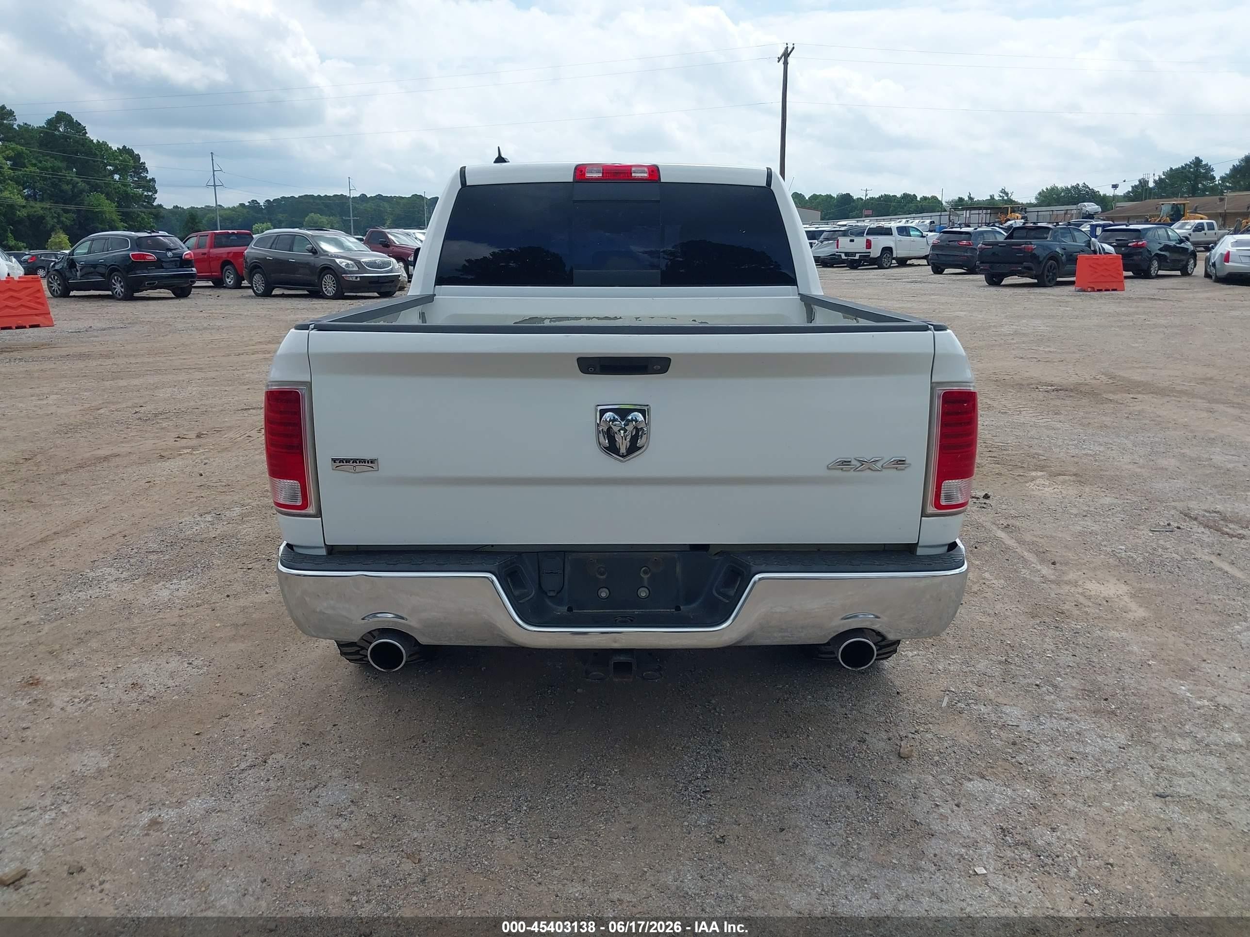 2015 Ram 1500 Laramie Белый vin: 1C6RR7NT4FS768416