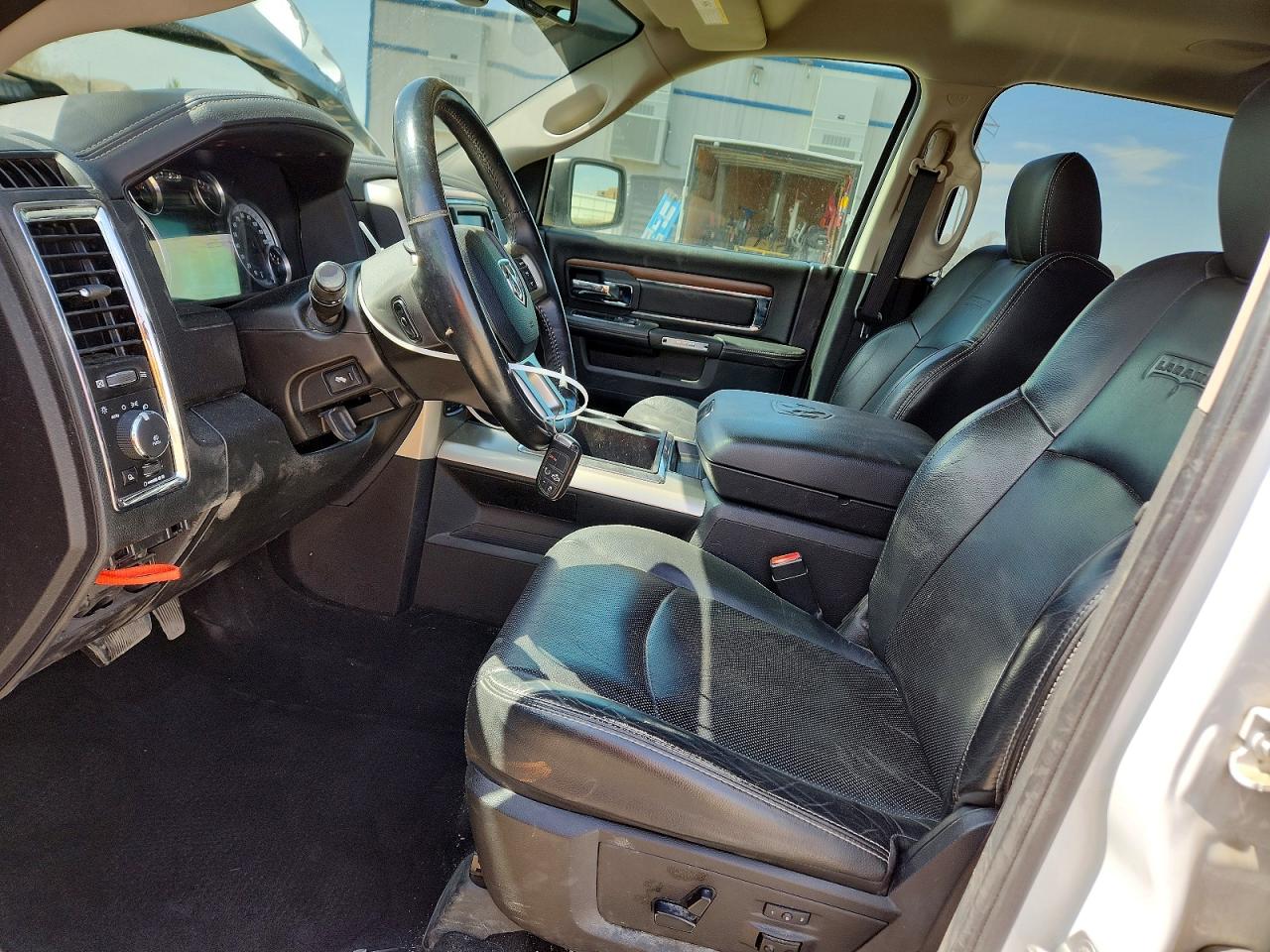 2015 Ram 1500 Laramie Белый vin: 1C6RR7NT5FS632926