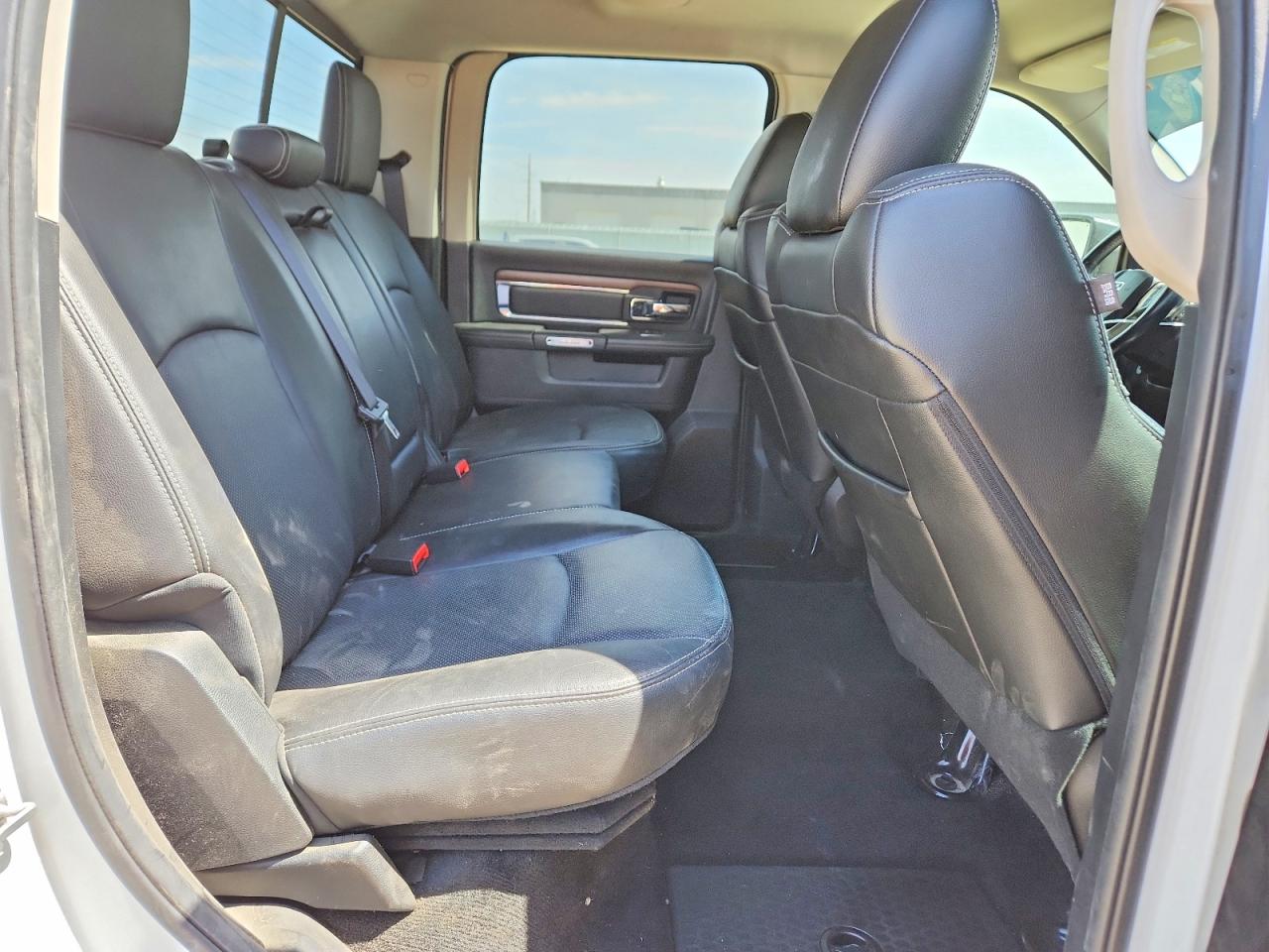 2015 Ram 1500 Laramie Белый vin: 1C6RR7NT5FS632926