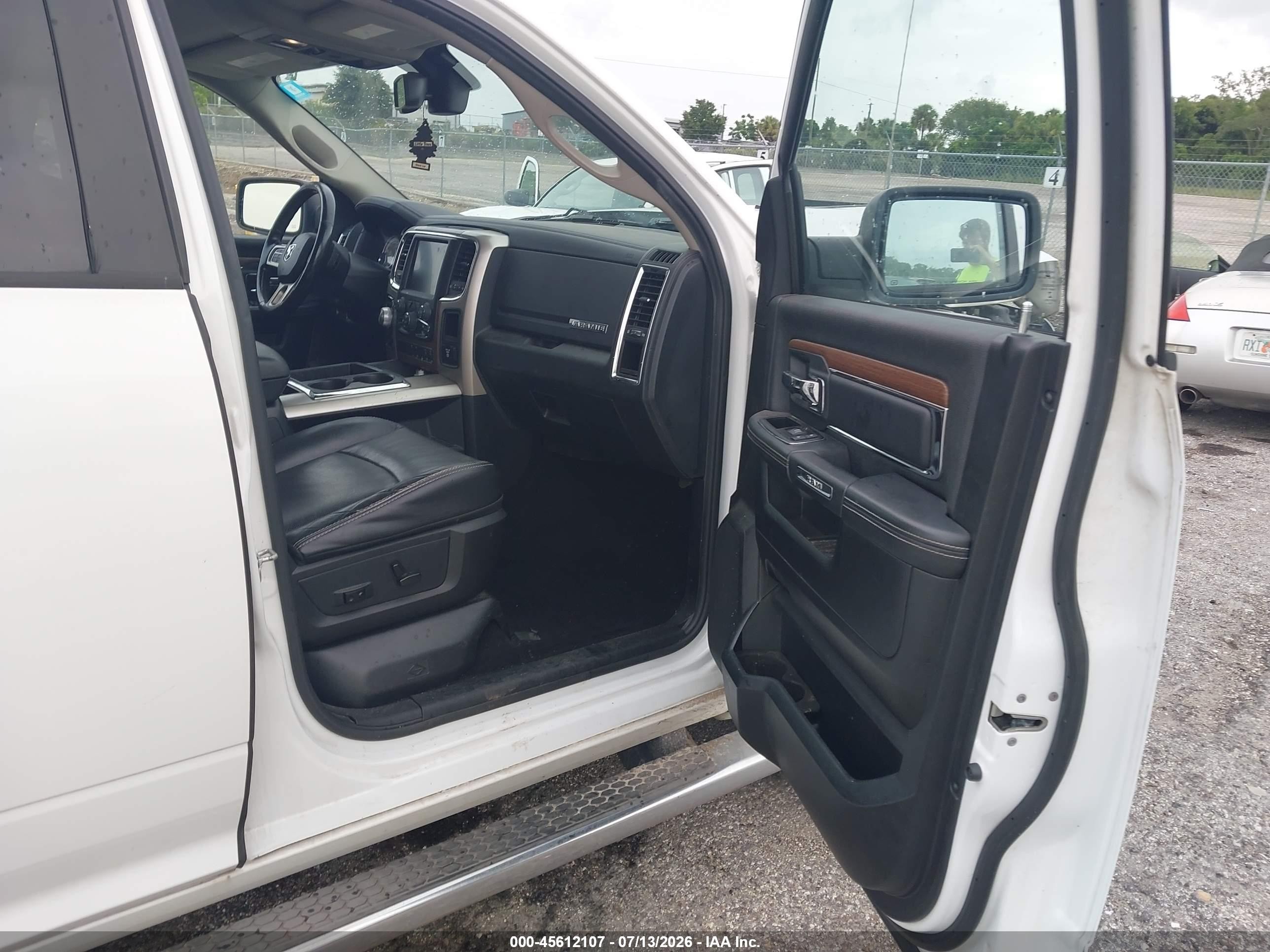 2015 Ram 1500 Laramie White vin: 1C6RR7NT6FS533757