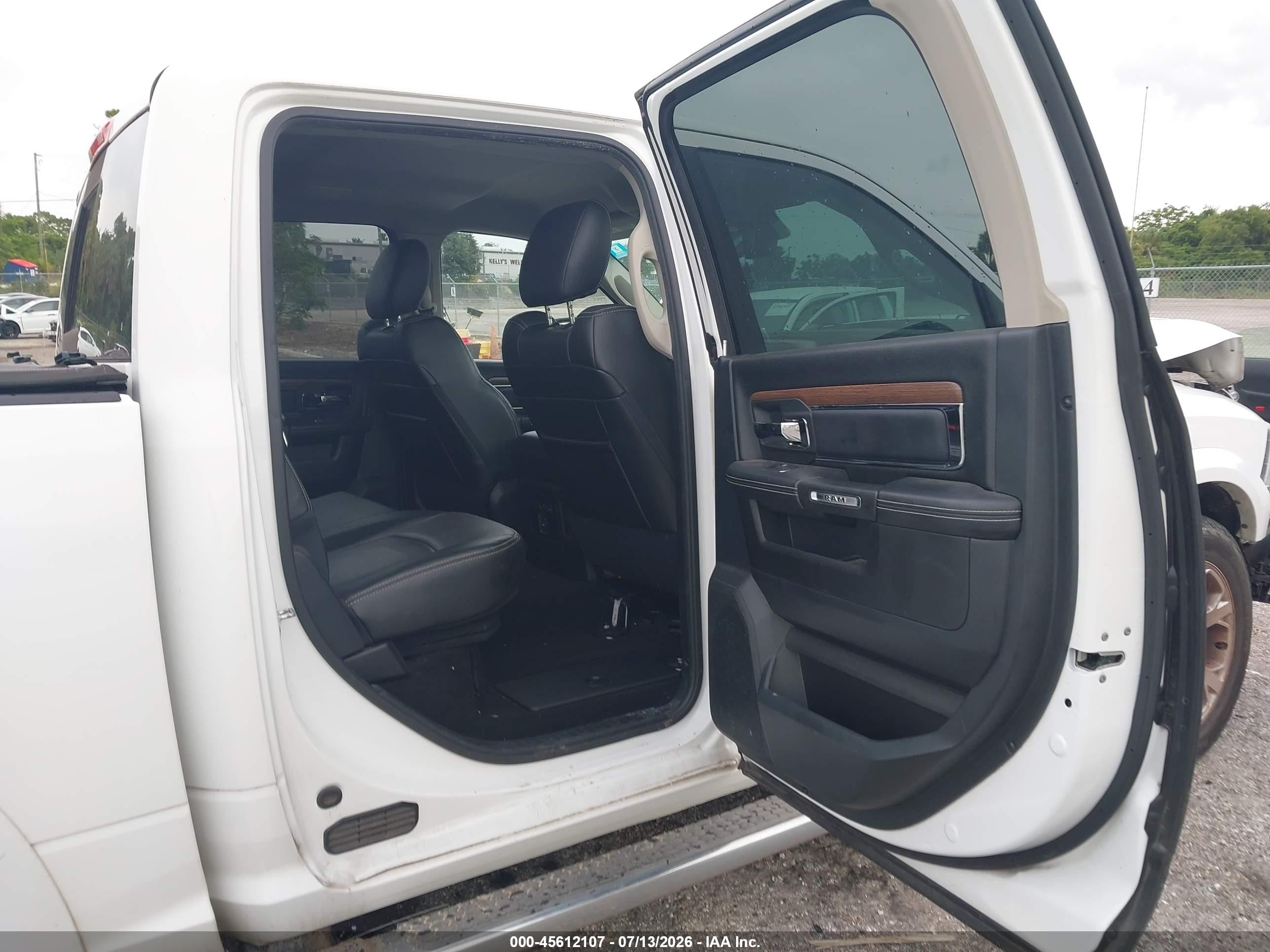 2015 Ram 1500 Laramie White vin: 1C6RR7NT6FS533757