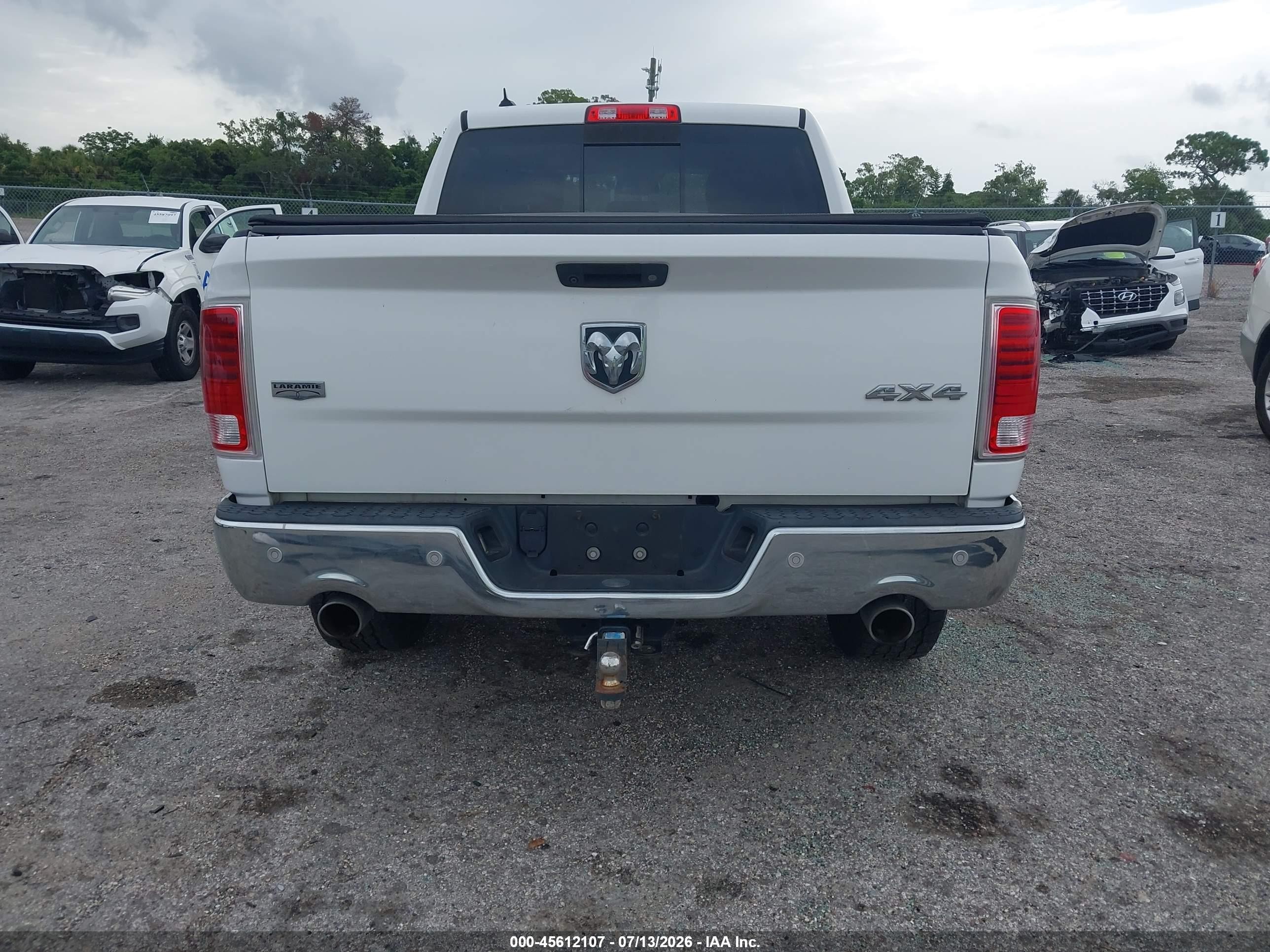 2015 Ram 1500 Laramie White vin: 1C6RR7NT6FS533757