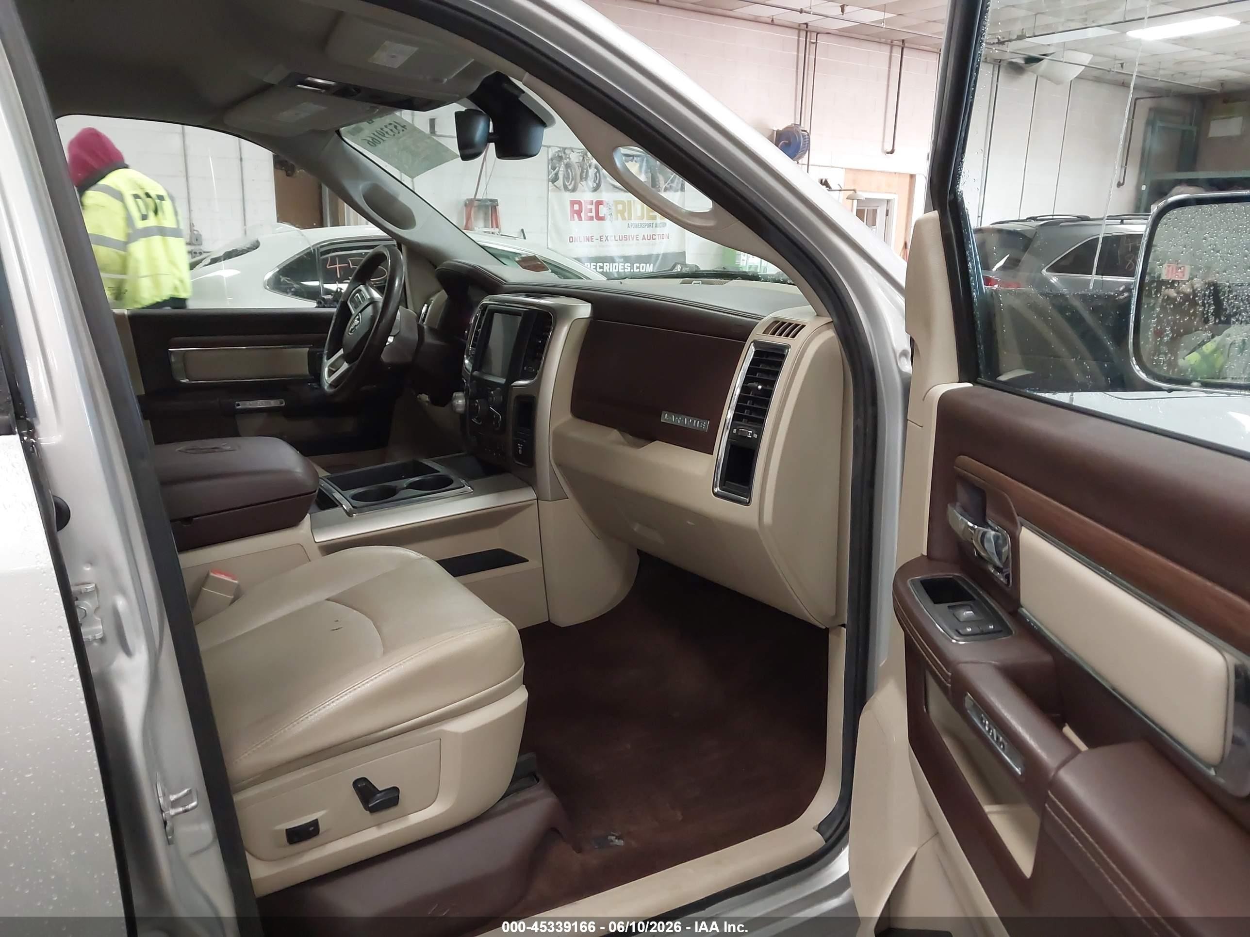 2014 Ram 1500 Laramie Silver vin: 1C6RR7NT7ES247804