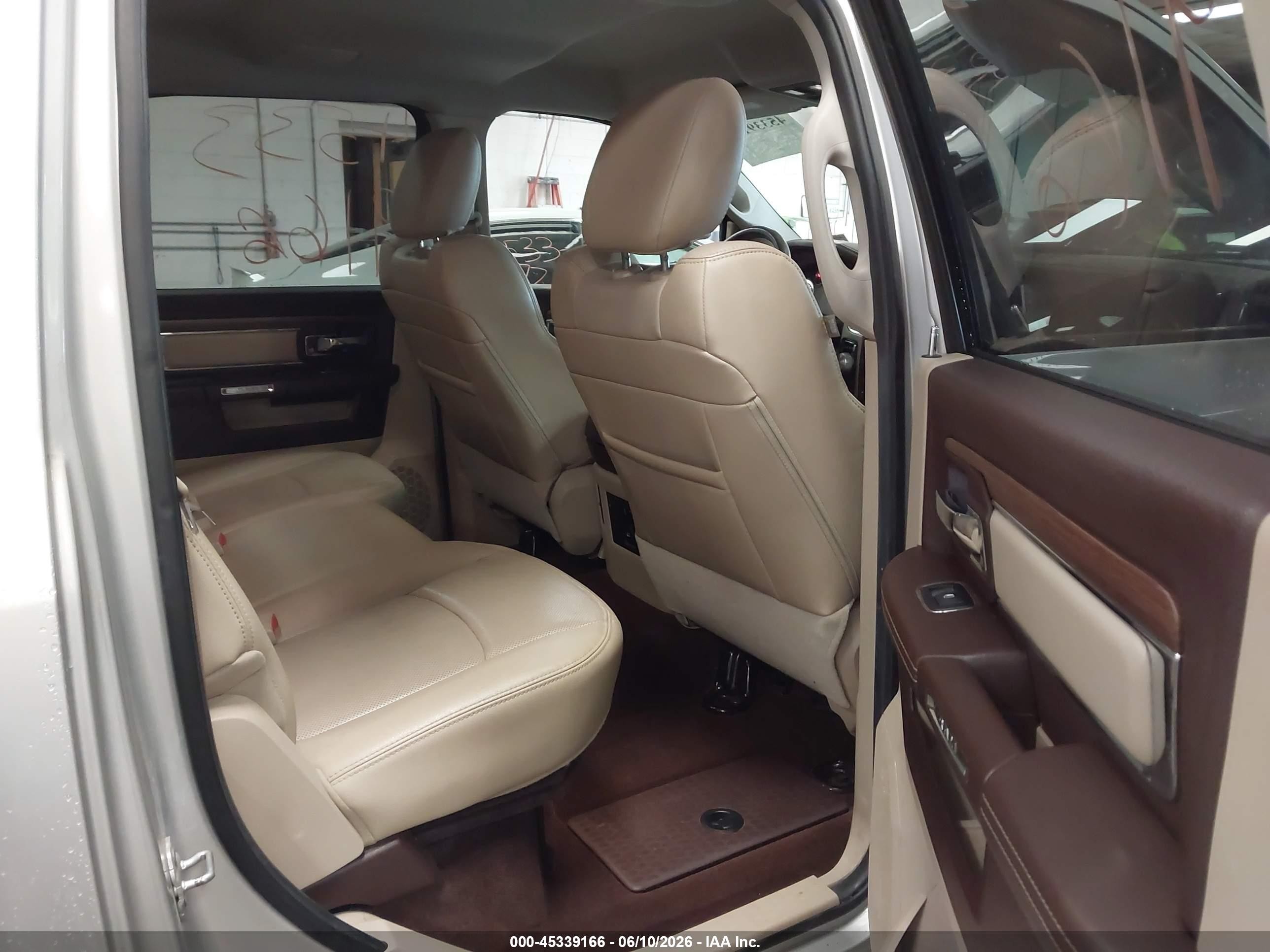 2014 Ram 1500 Laramie Silver vin: 1C6RR7NT7ES247804