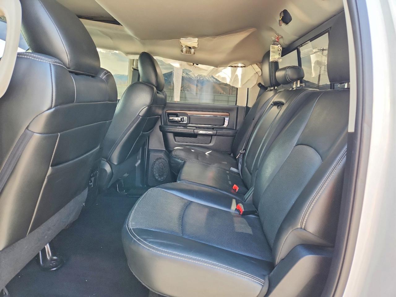 2014 Ram 1500 Laramie White vin: 1C6RR7NT7ES312358
