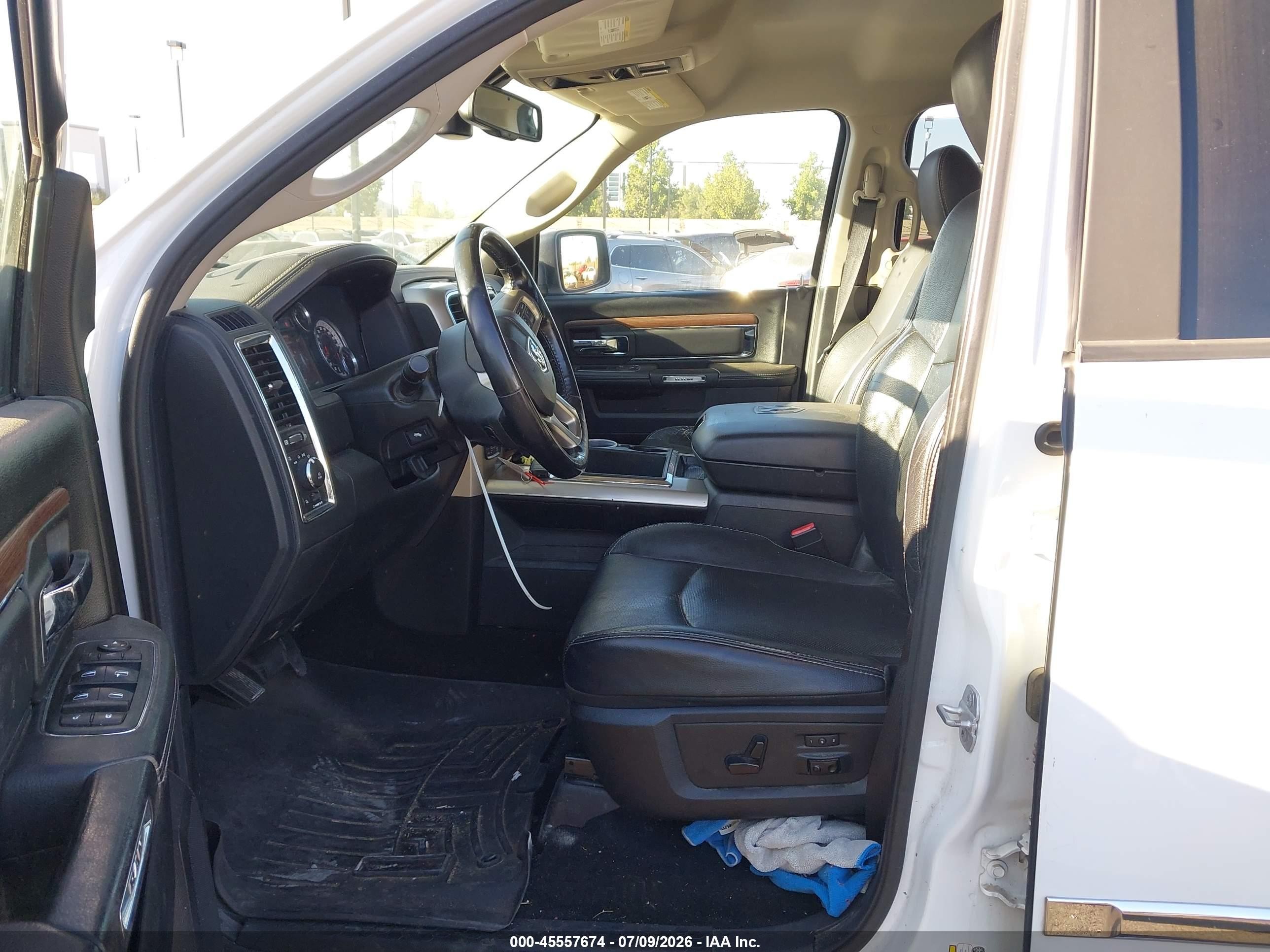 2015 Ram 1500 Laramie White vin: 1C6RR7NT8FS602495