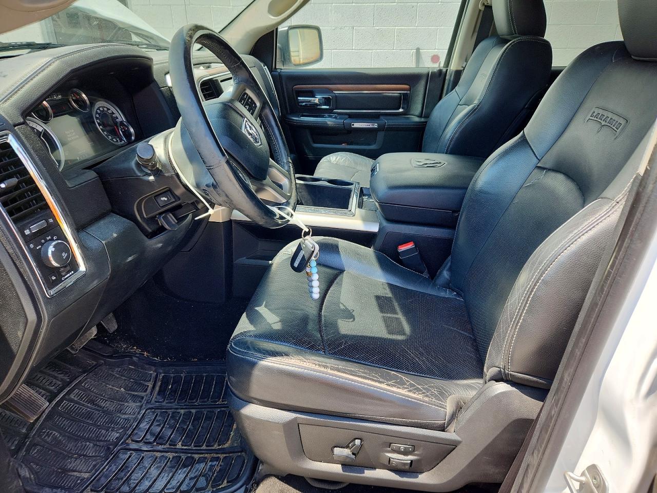 2015 Ram 1500 Laramie White vin: 1C6RR7NT9FS609701
