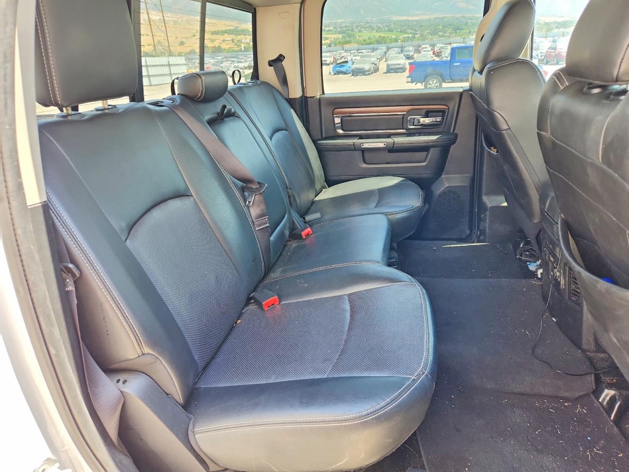 2015 Ram 1500 Laramie White vin: 1C6RR7NT9FS609701
