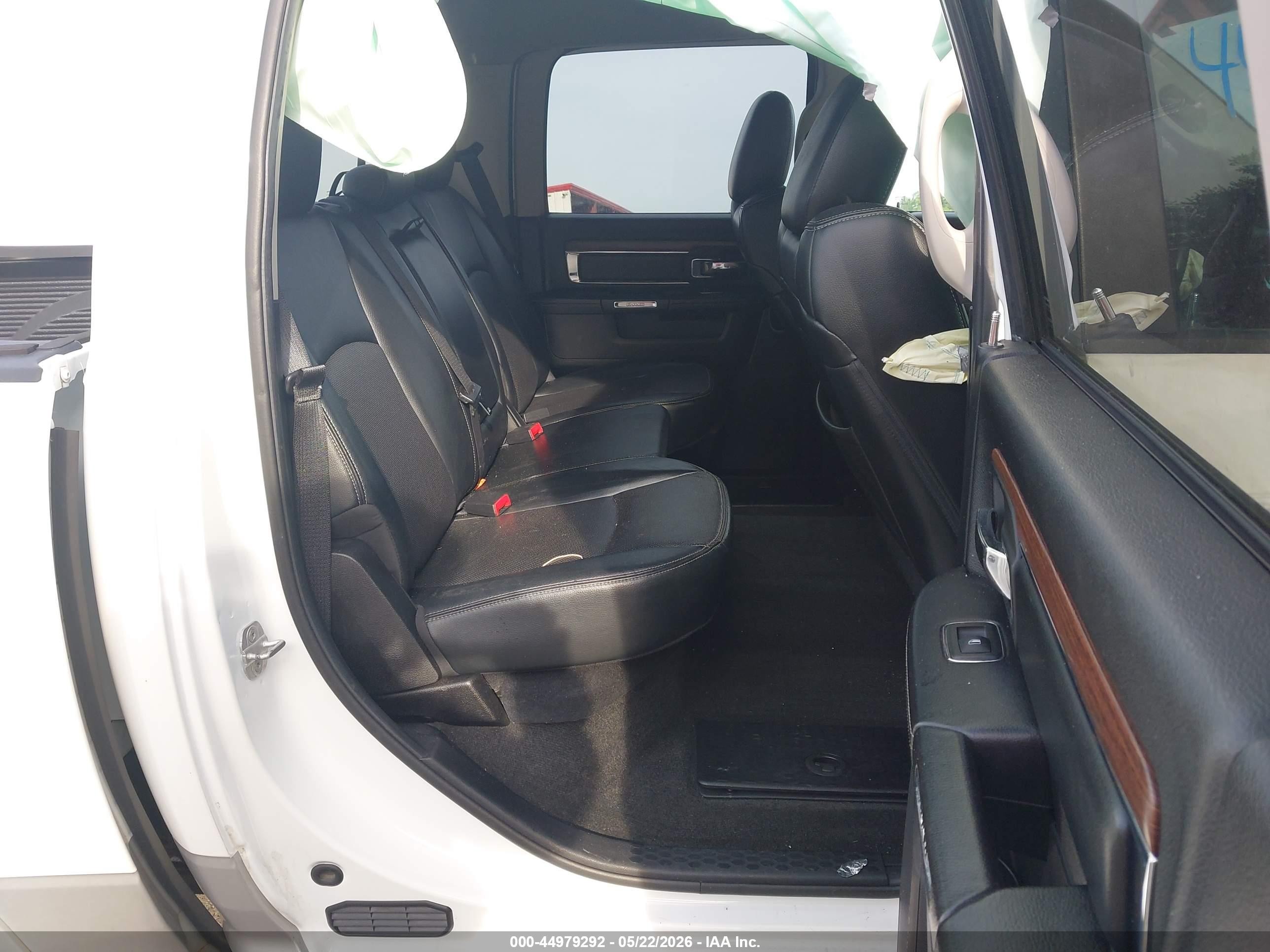 2013 Ram 1500 Laramie White vin: 1C6RR7NTXDS505683