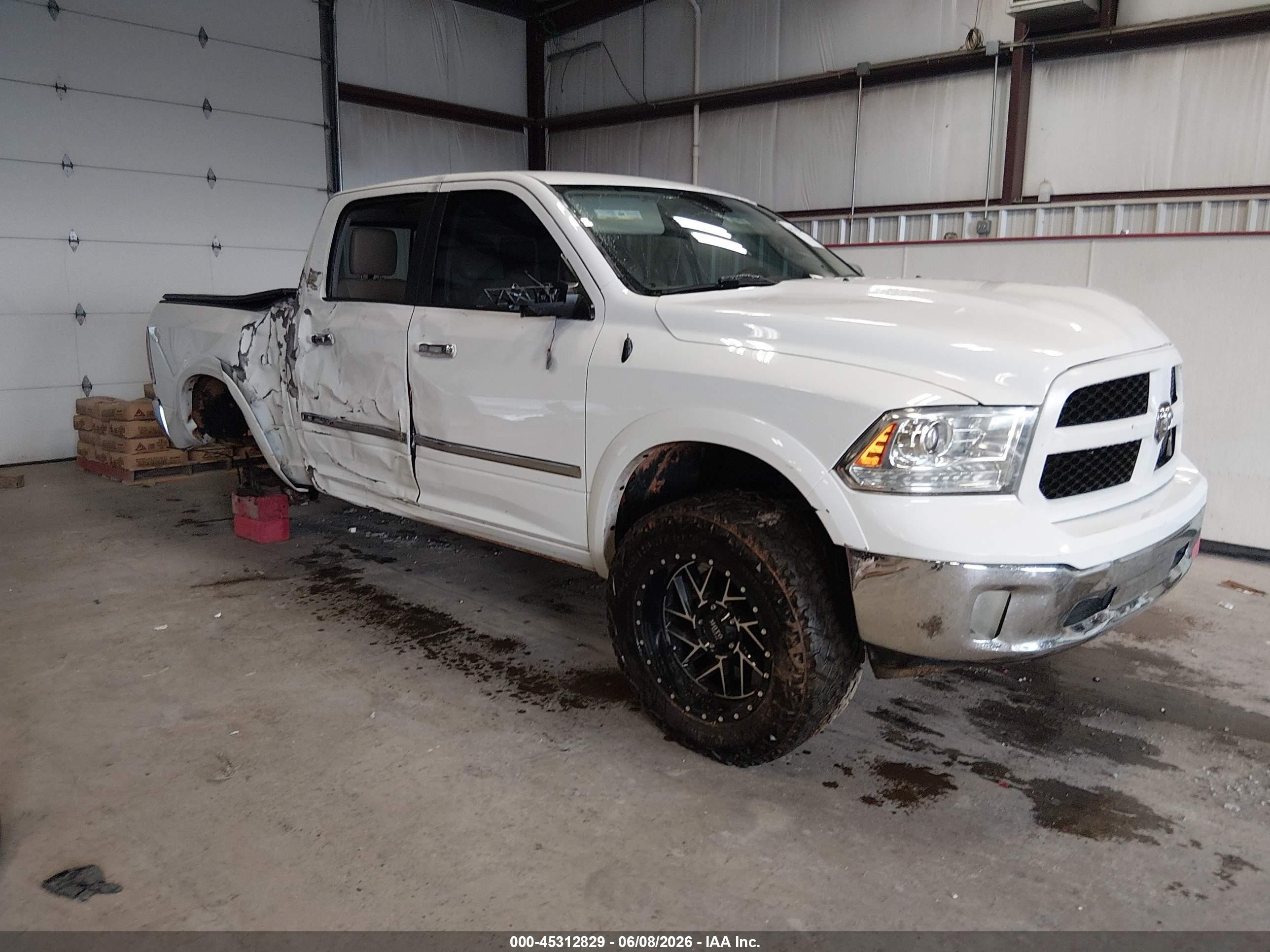2013 Ram 1500 Laramie White vin: 1C6RR7NTXDS585549