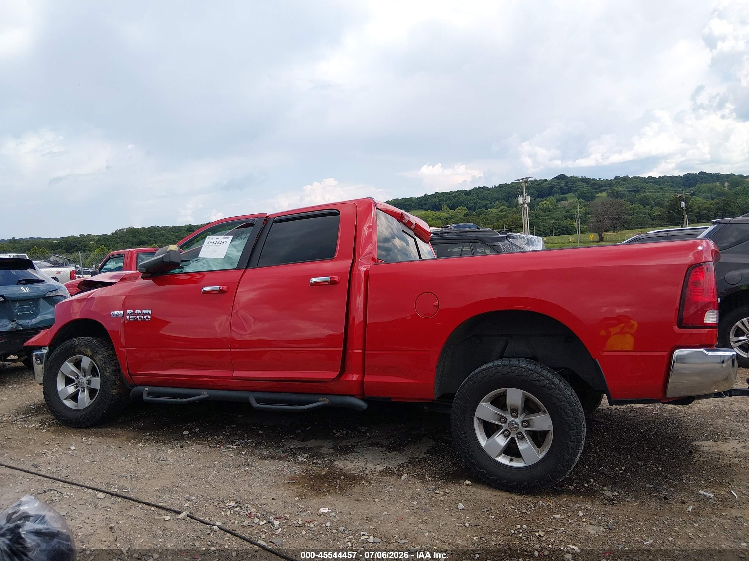 2018 Ram 1500 Slt  4x4 6'4 Box Красный vin: 1C6RR7TT7JS141740