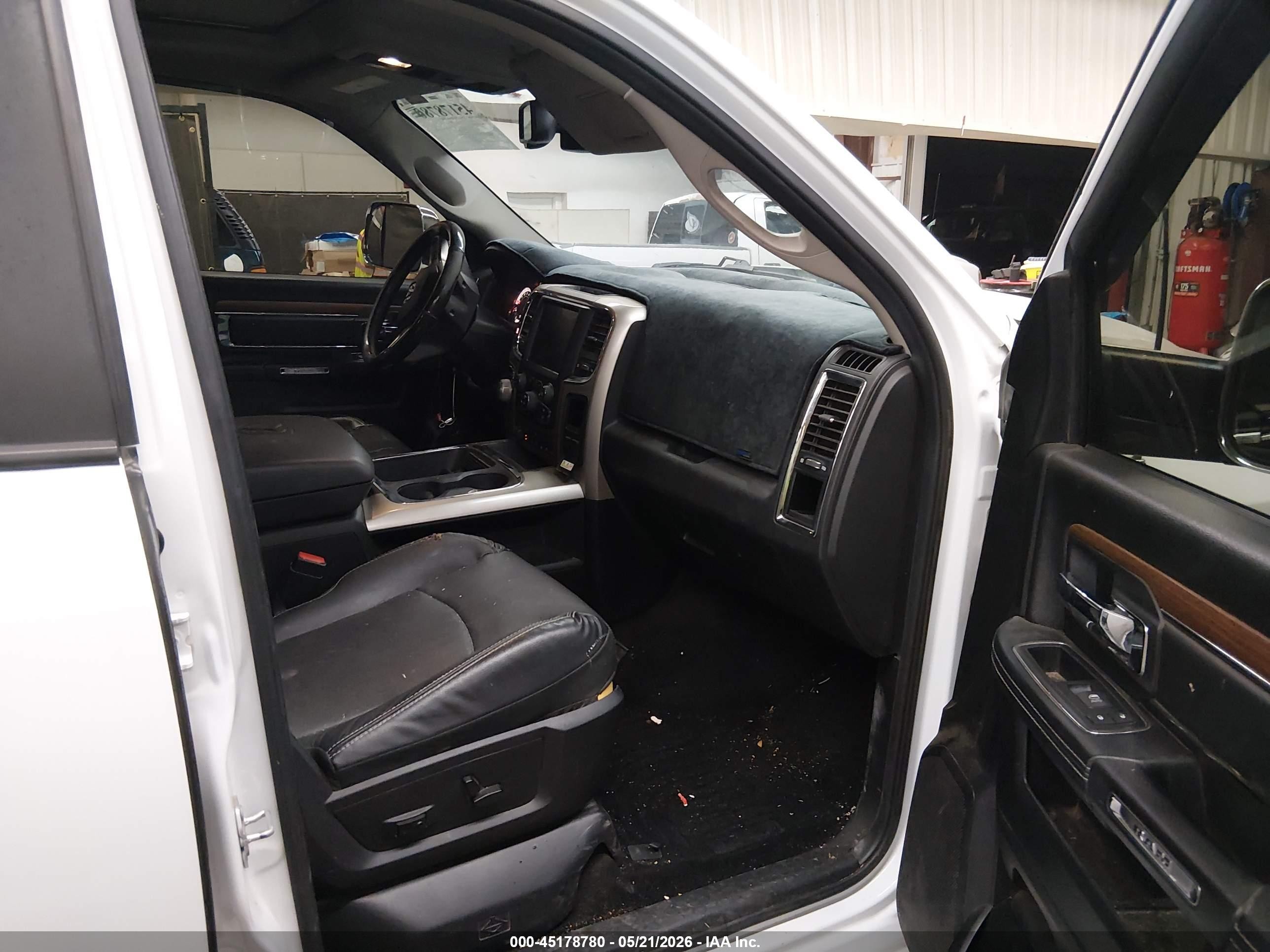 2016 Ram 1500 Laramie White vin: 1C6RR7VM6GS305848
