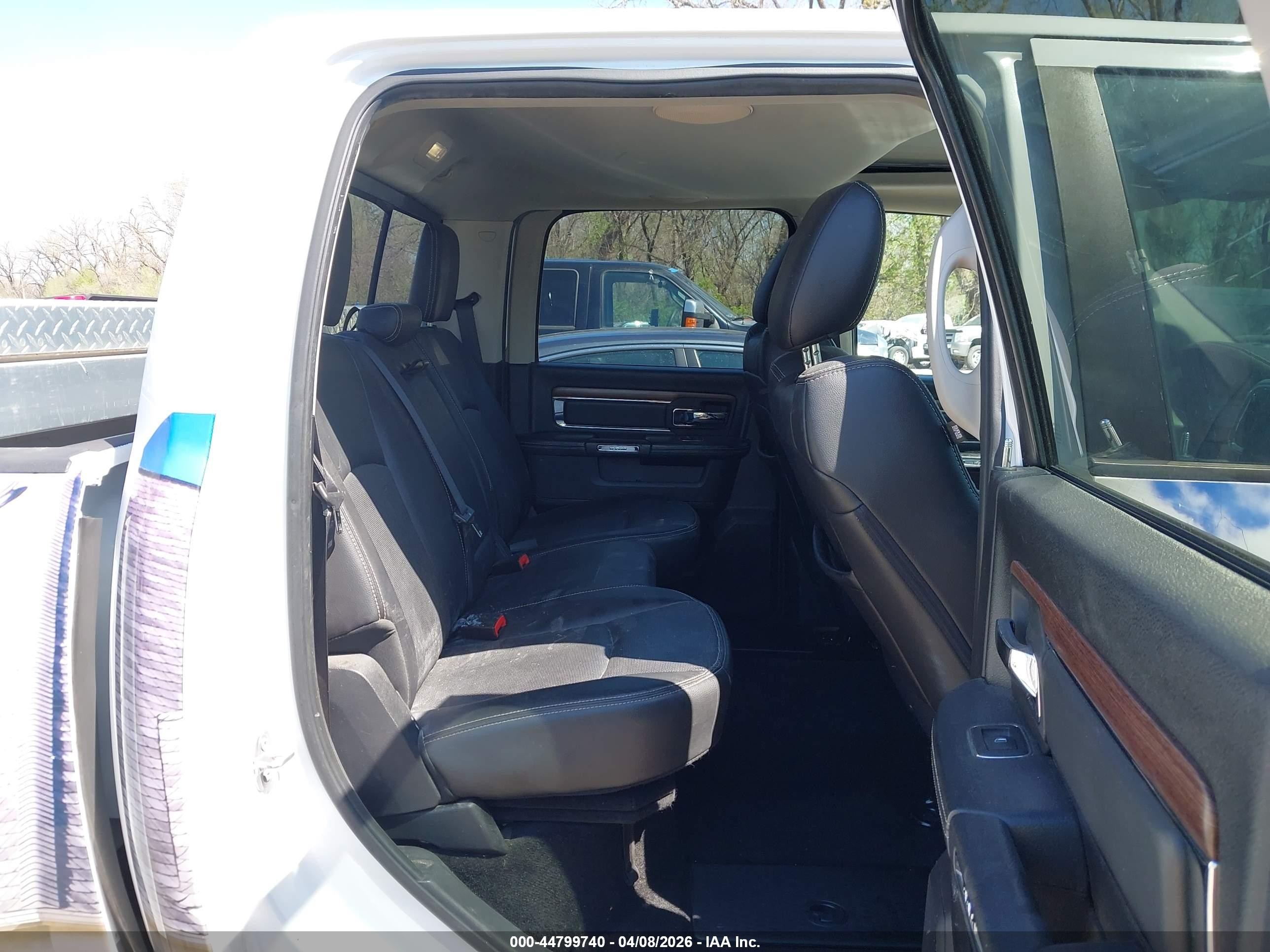 2015 Ram 1500 Laramie White vin: 1C6RR7VT0FS596594