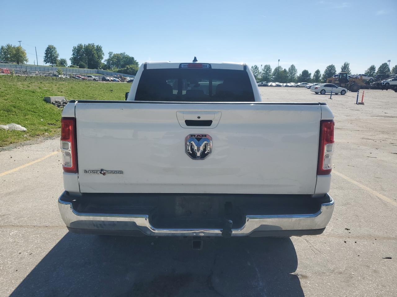 2022 Ram 1500 Big Horn Белый vin: 1C6RREBG0NN451922 Damage: Rear Metal Bumper Chrome, Dent(S) W/No Paint Dmg, 1 To 2 Inches