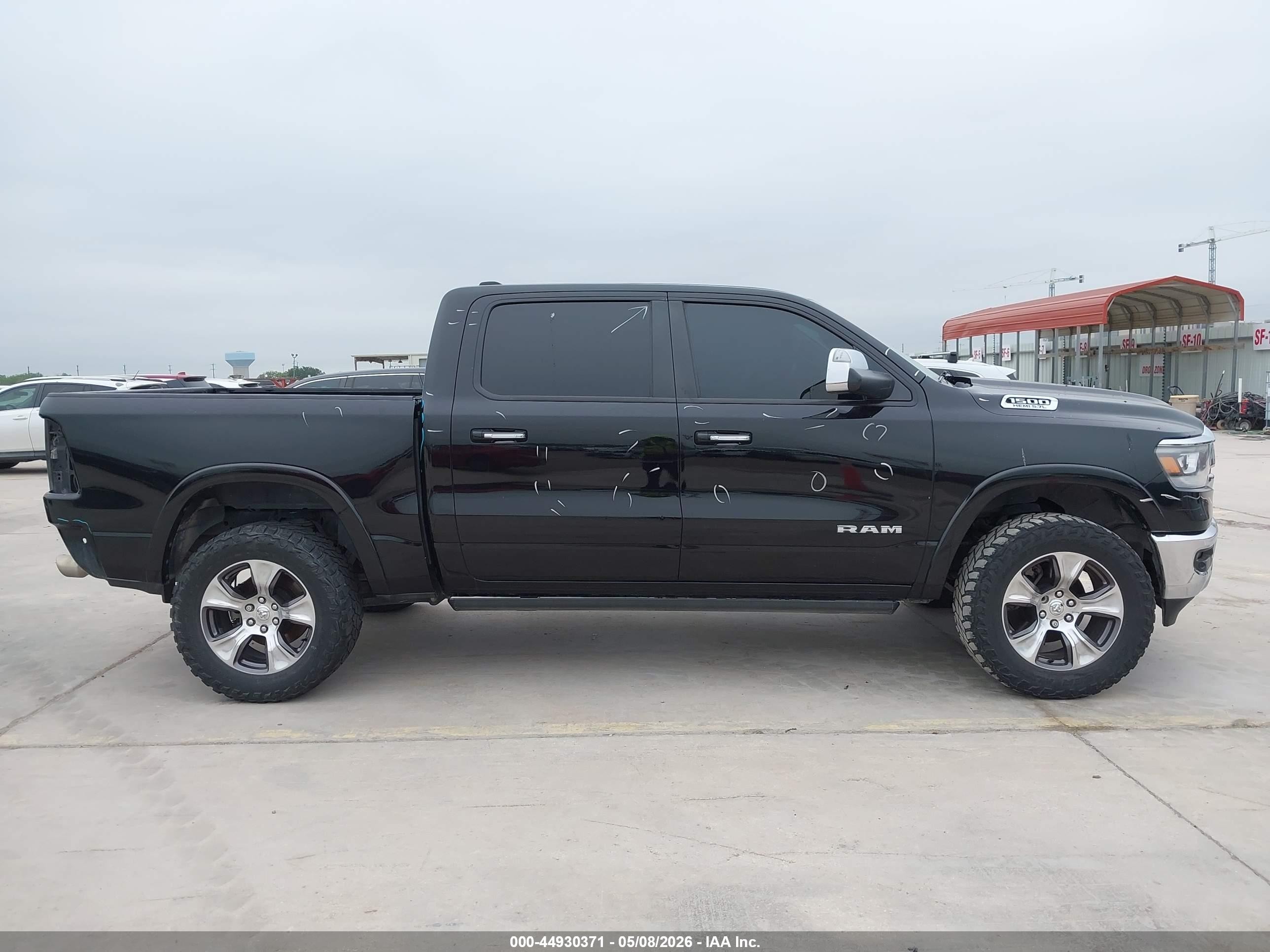 2019 Ram 1500 Laramie  4x2 5'7 Box Black vin: 1C6RREJT4KN548339
