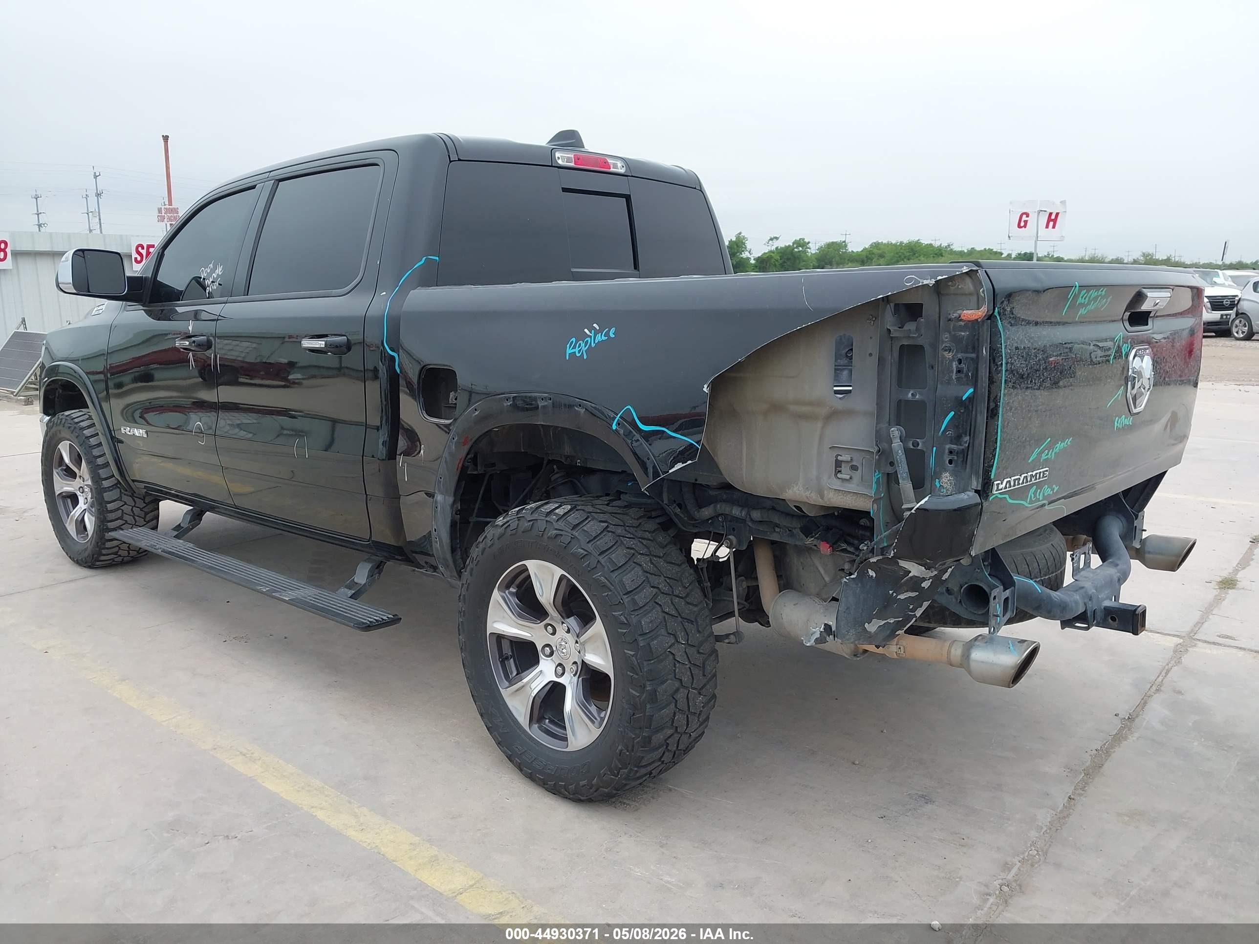 2019 Ram 1500 Laramie  4x2 5'7 Box Black vin: 1C6RREJT4KN548339