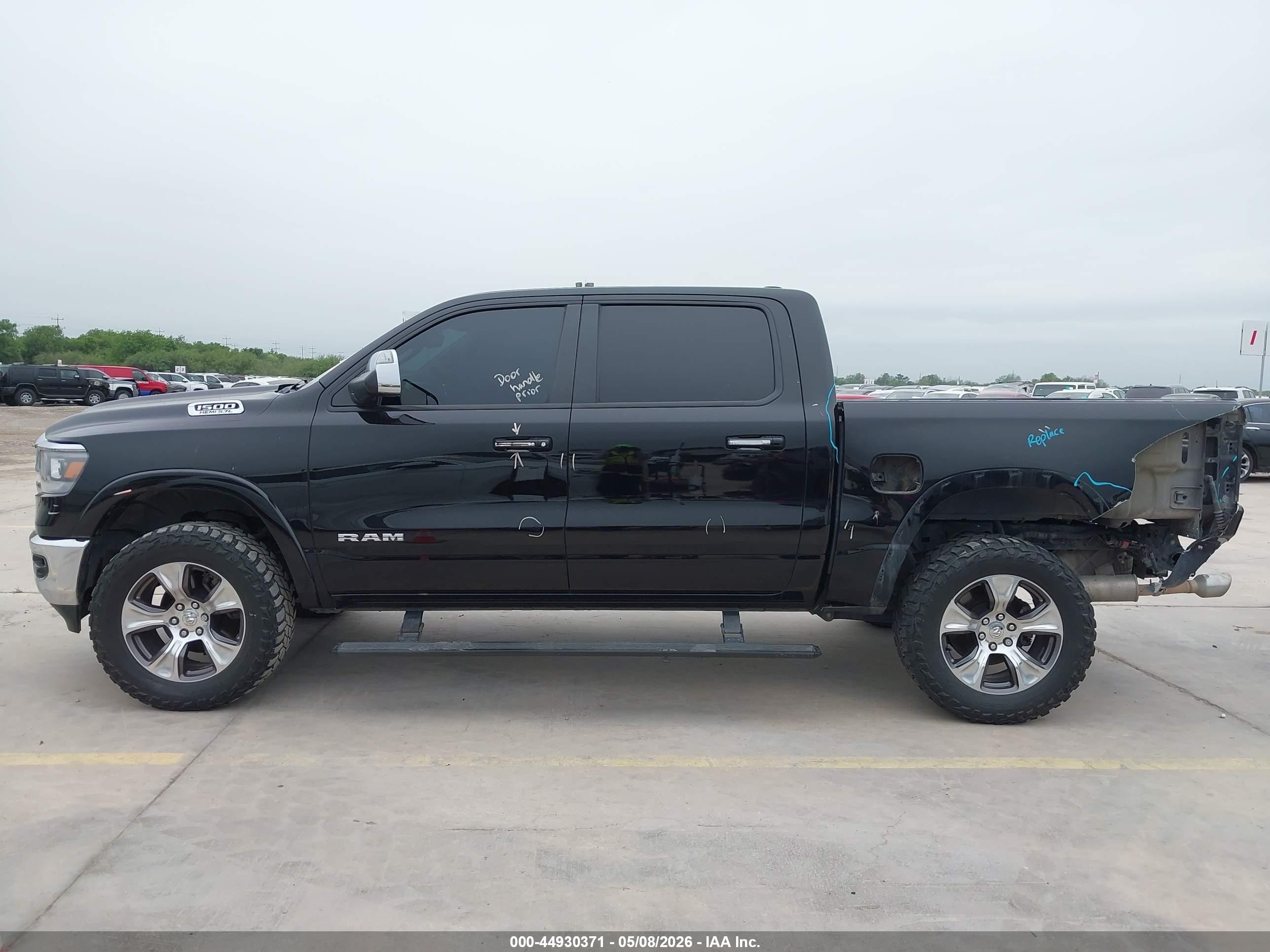 2019 Ram 1500 Laramie  4x2 5'7 Box Black vin: 1C6RREJT4KN548339