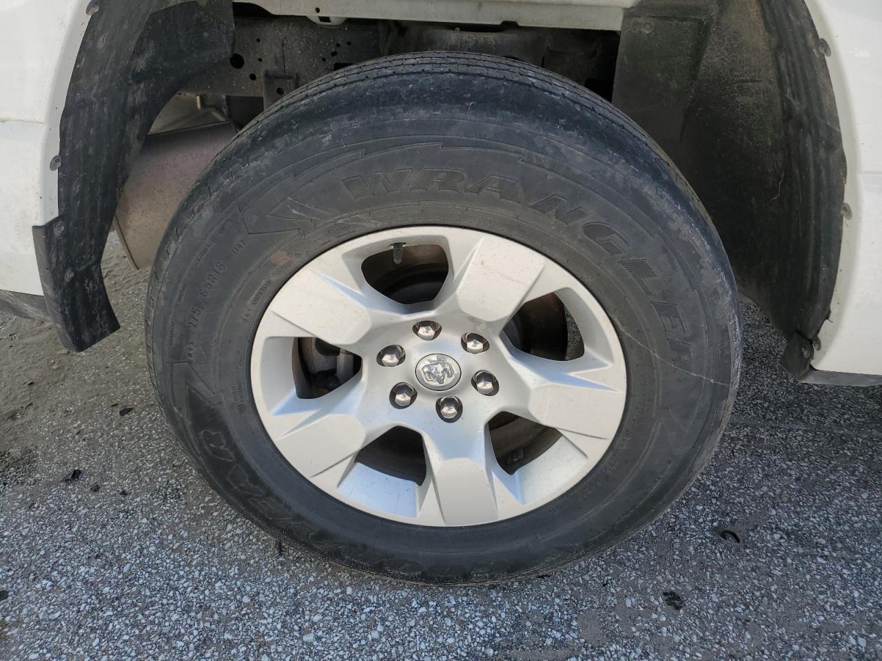 2022 Ram 1500 Big Horn White vin: 1C6RRFBG4NN348427 Damage: Right Rear Tire, Worn, Replacement Required