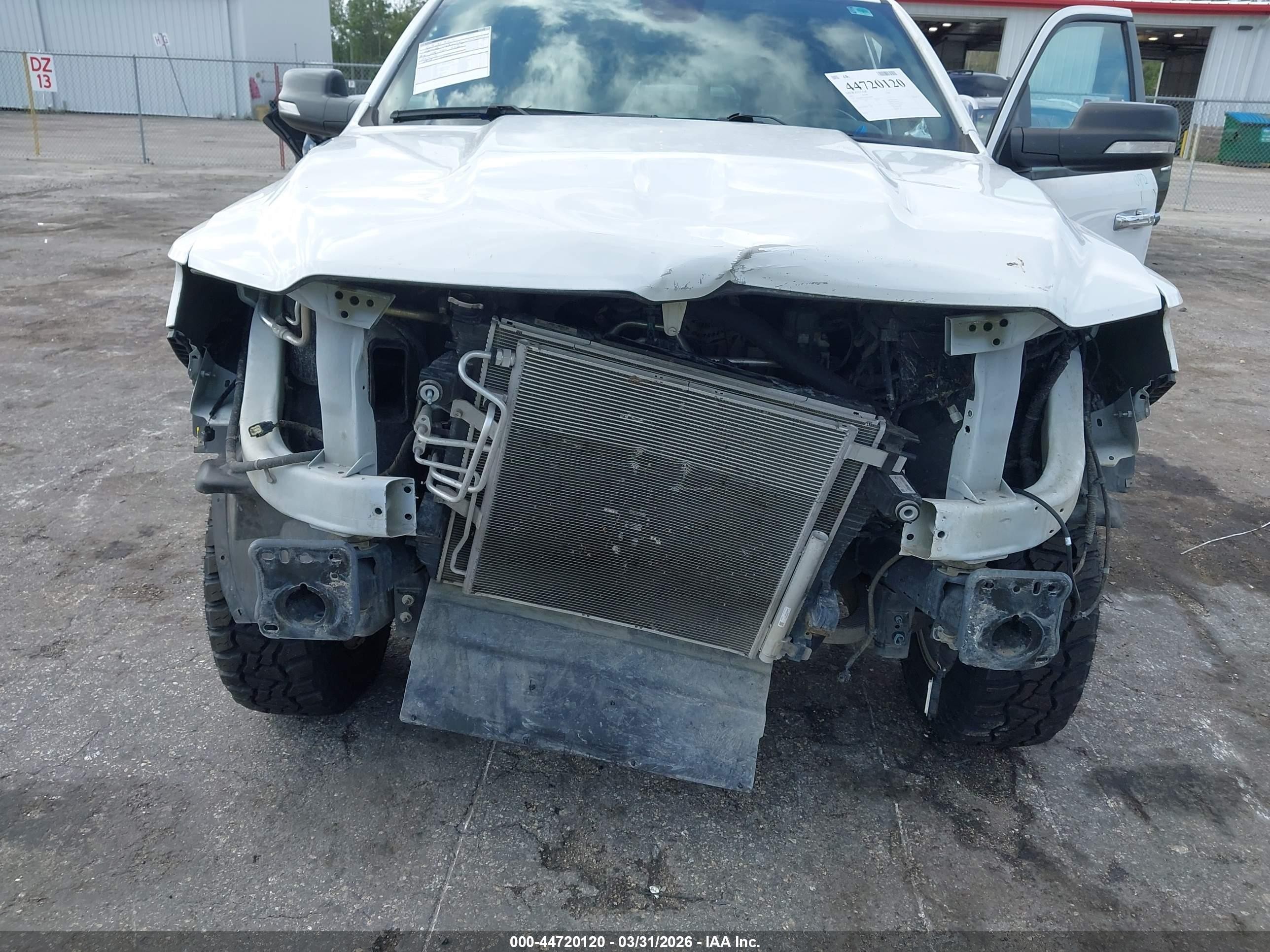2021 Ram 1500 Big Horn  4x4 6'4 Box Белый vin: 1C6SRFBT6MN566883
