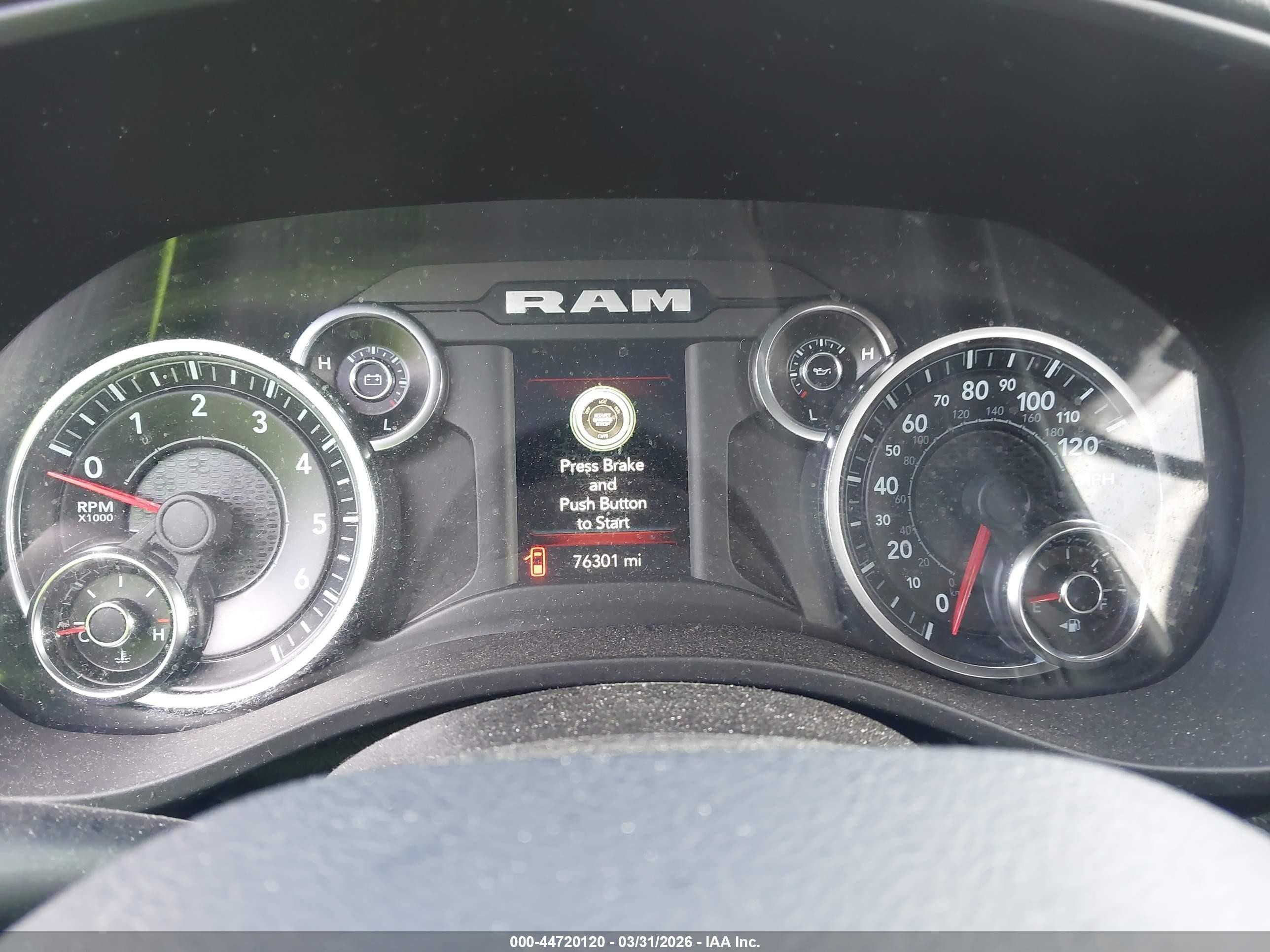 2021 Ram 1500 Big Horn  4x4 6'4 Box Белый vin: 1C6SRFBT6MN566883