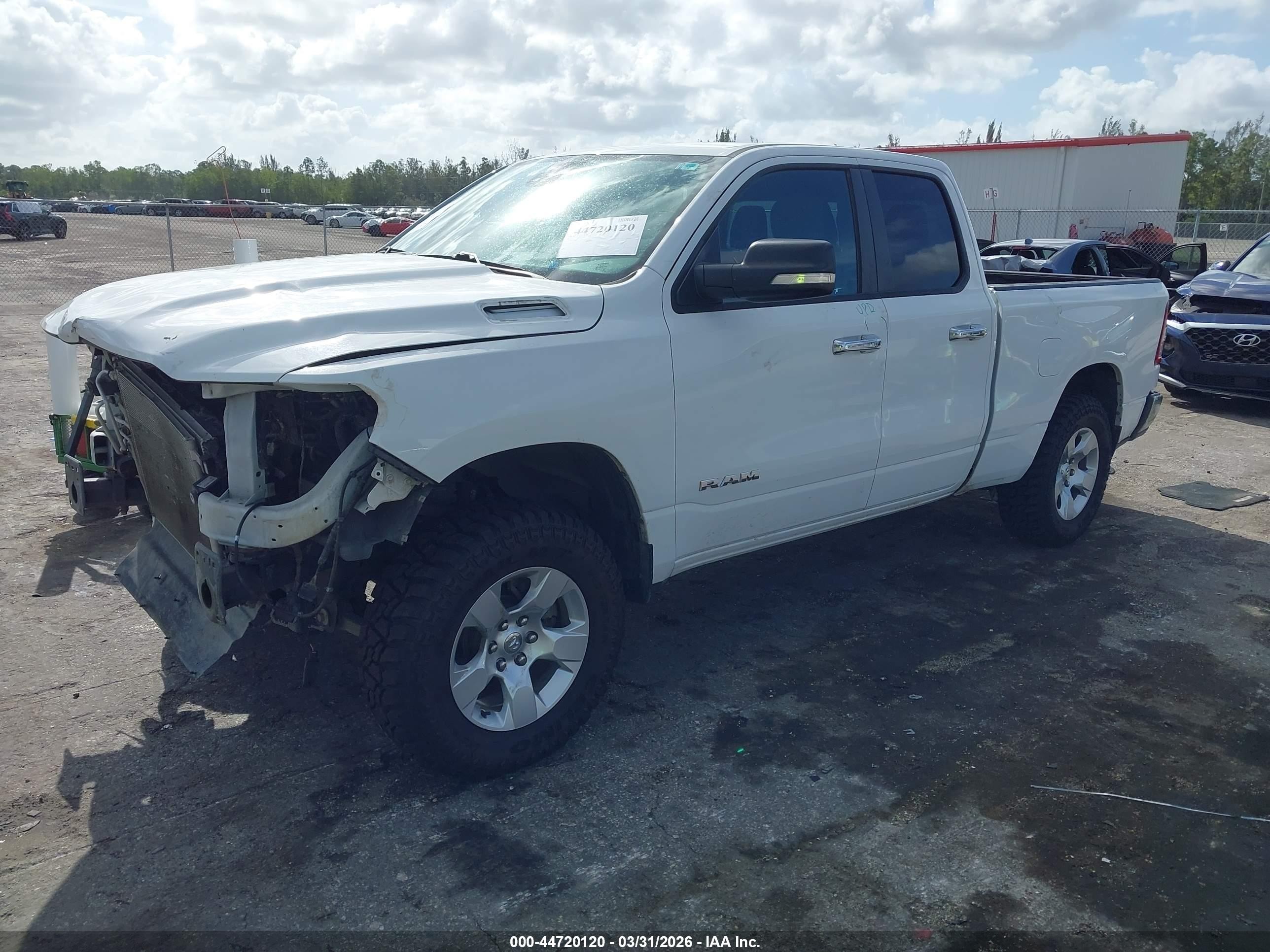 2021 Ram 1500 Big Horn  4x4 6'4 Box Белый vin: 1C6SRFBT6MN566883