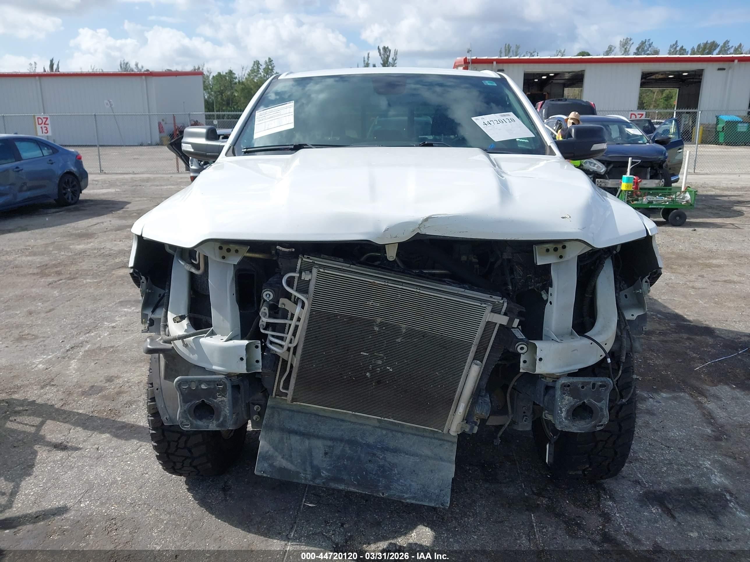2021 Ram 1500 Big Horn  4x4 6'4 Box Белый vin: 1C6SRFBT6MN566883