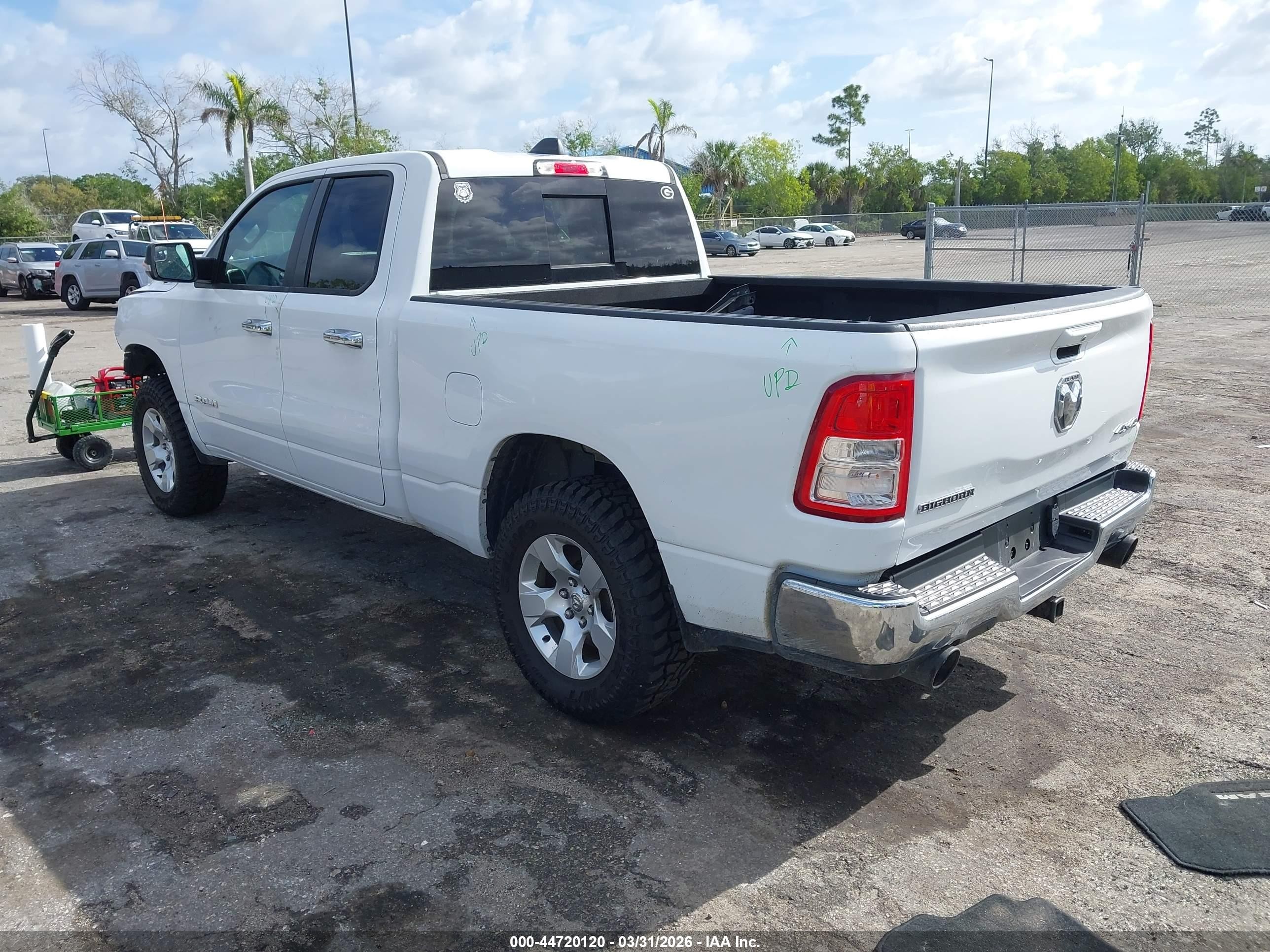 2021 Ram 1500 Big Horn  4x4 6'4 Box Белый vin: 1C6SRFBT6MN566883