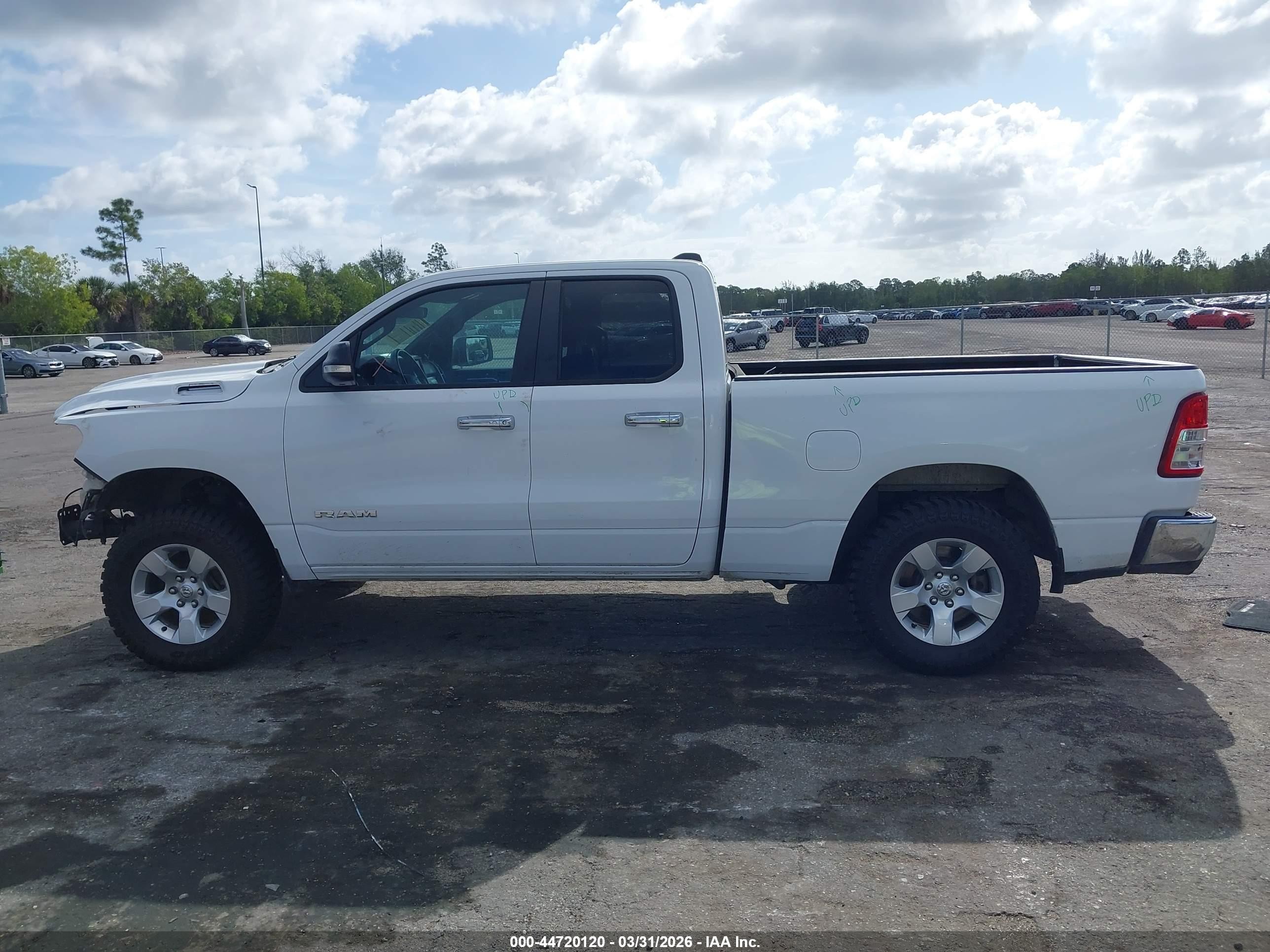 2021 Ram 1500 Big Horn  4x4 6'4 Box Белый vin: 1C6SRFBT6MN566883