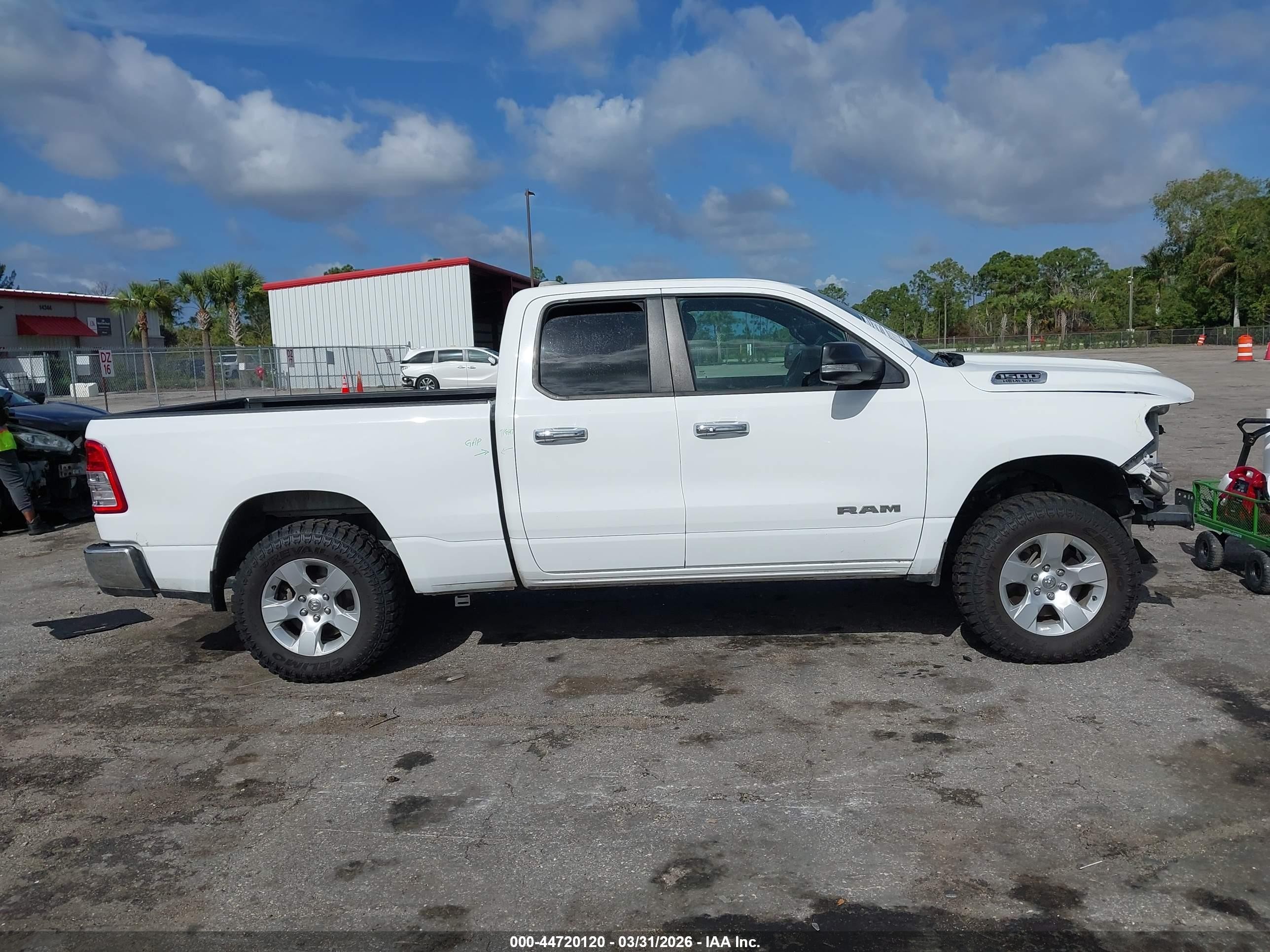 2021 Ram 1500 Big Horn  4x4 6'4 Box Белый vin: 1C6SRFBT6MN566883