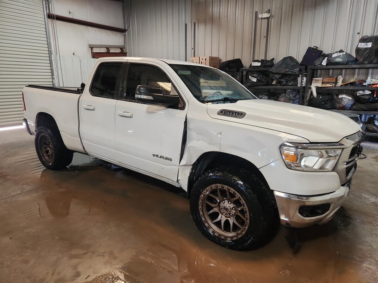 2021 Ram 1500 Big Horn/lone Star Белый vin: 1C6SRFBT8MN692159 Damage: Right Rocker Panel, Dent(S) W/ Paint Dmg, 4 To 5 Inches