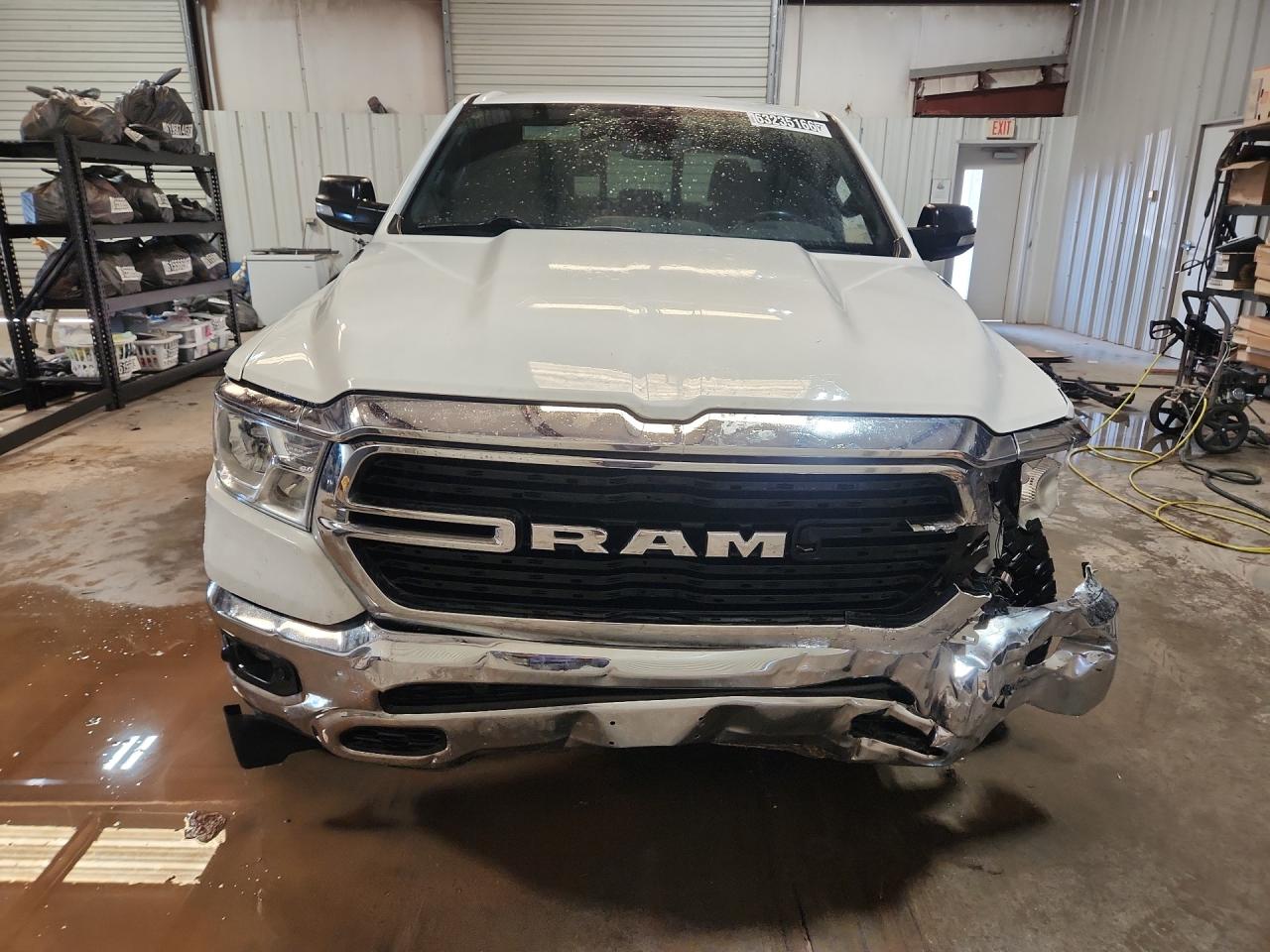 2021 Ram 1500 Big Horn/lone Star Белый vin: 1C6SRFBT8MN692159 Damage: Front Bumper Molding, Broken, Replacement Required