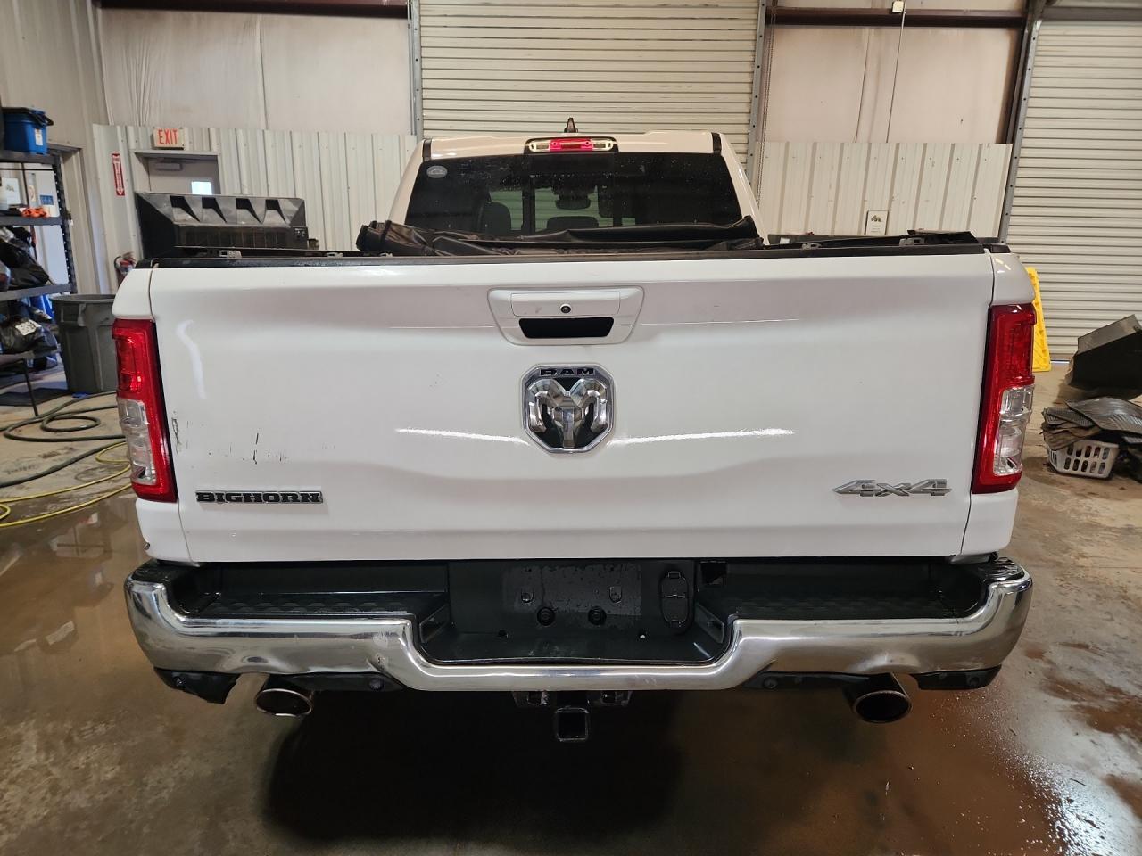 2021 Ram 1500 Big Horn/lone Star Белый vin: 1C6SRFBT8MN692159 Damage: Tailgate, Heavy Scratch, 5 To 6 Inches