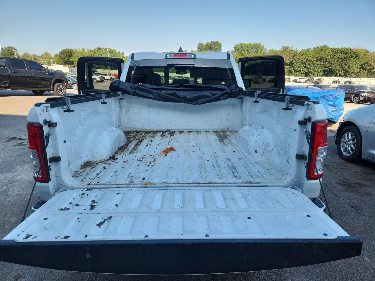 2021 Ram 1500 Big Horn/lone Star Белый vin: 1C6SRFBT8MN692159 Damage: Tonneau Cover, Aftermarket, Acceptable