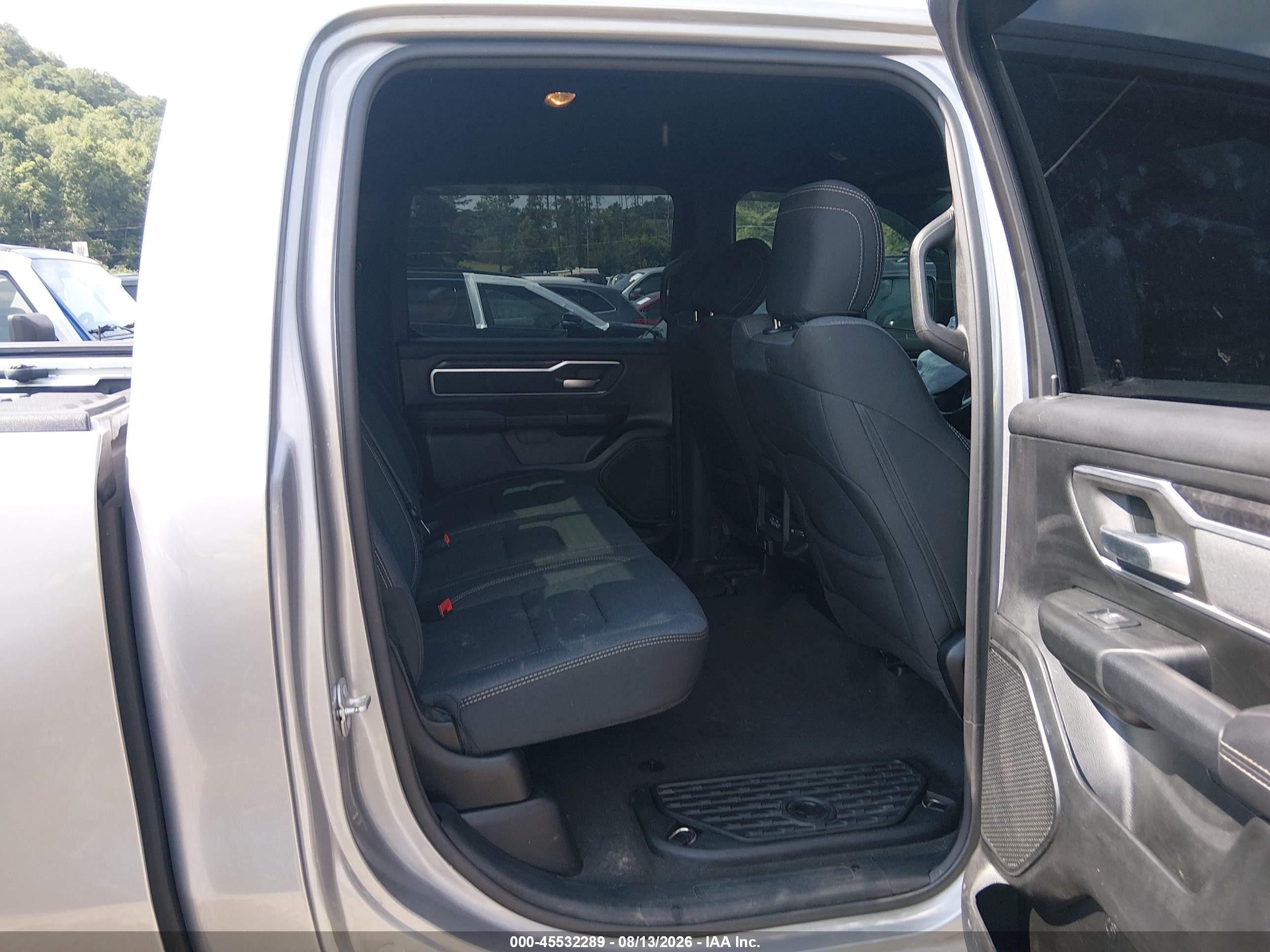 2021 Ram 1500 Big Horn  4x4 5'7 Box Серебряный vin: 1C6SRFFT2MN567023