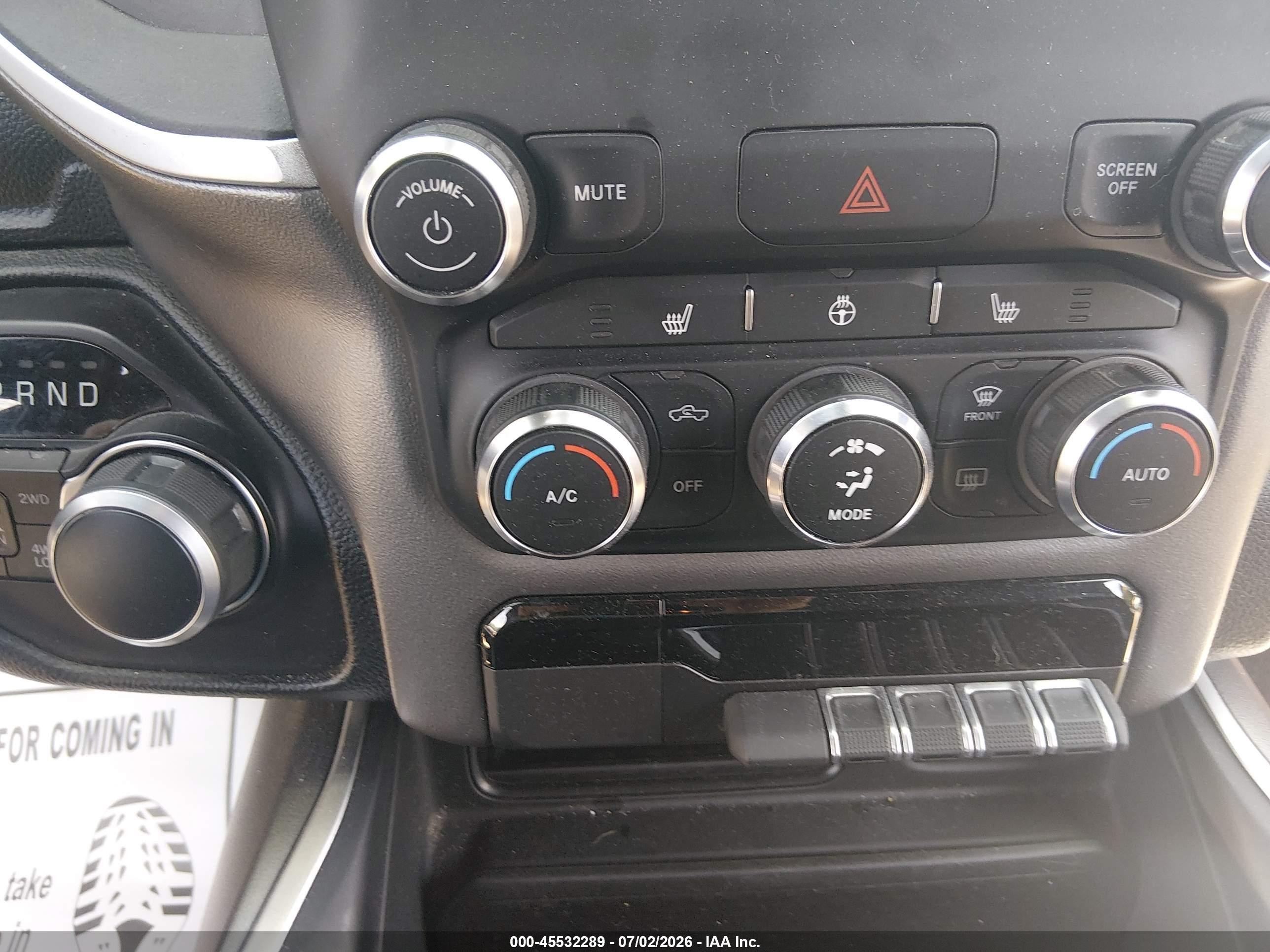 2021 Ram 1500 Big Horn  4x4 5'7 Box Серебряный vin: 1C6SRFFT2MN567023