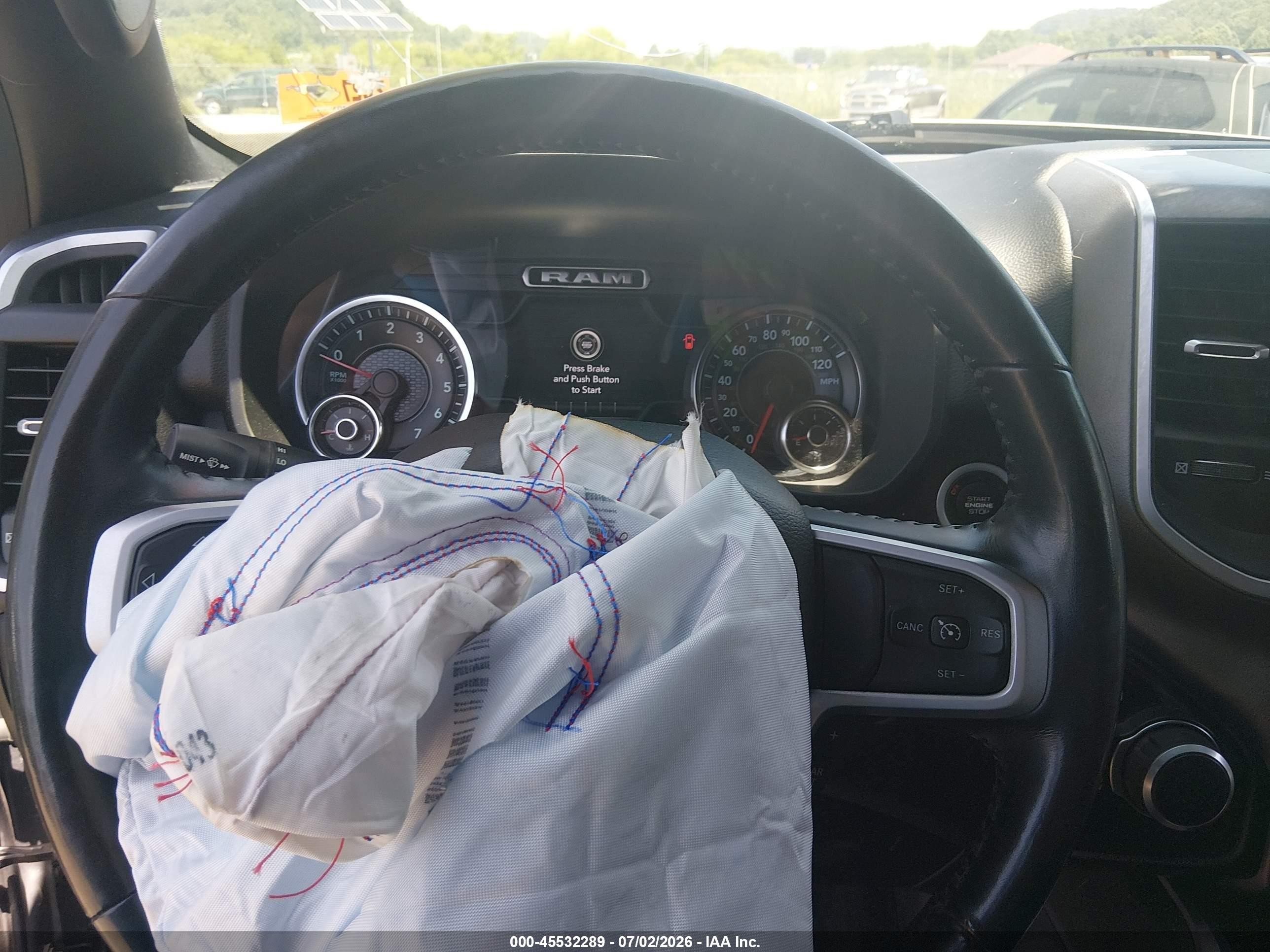2021 Ram 1500 Big Horn  4x4 5'7 Box Серебряный vin: 1C6SRFFT2MN567023